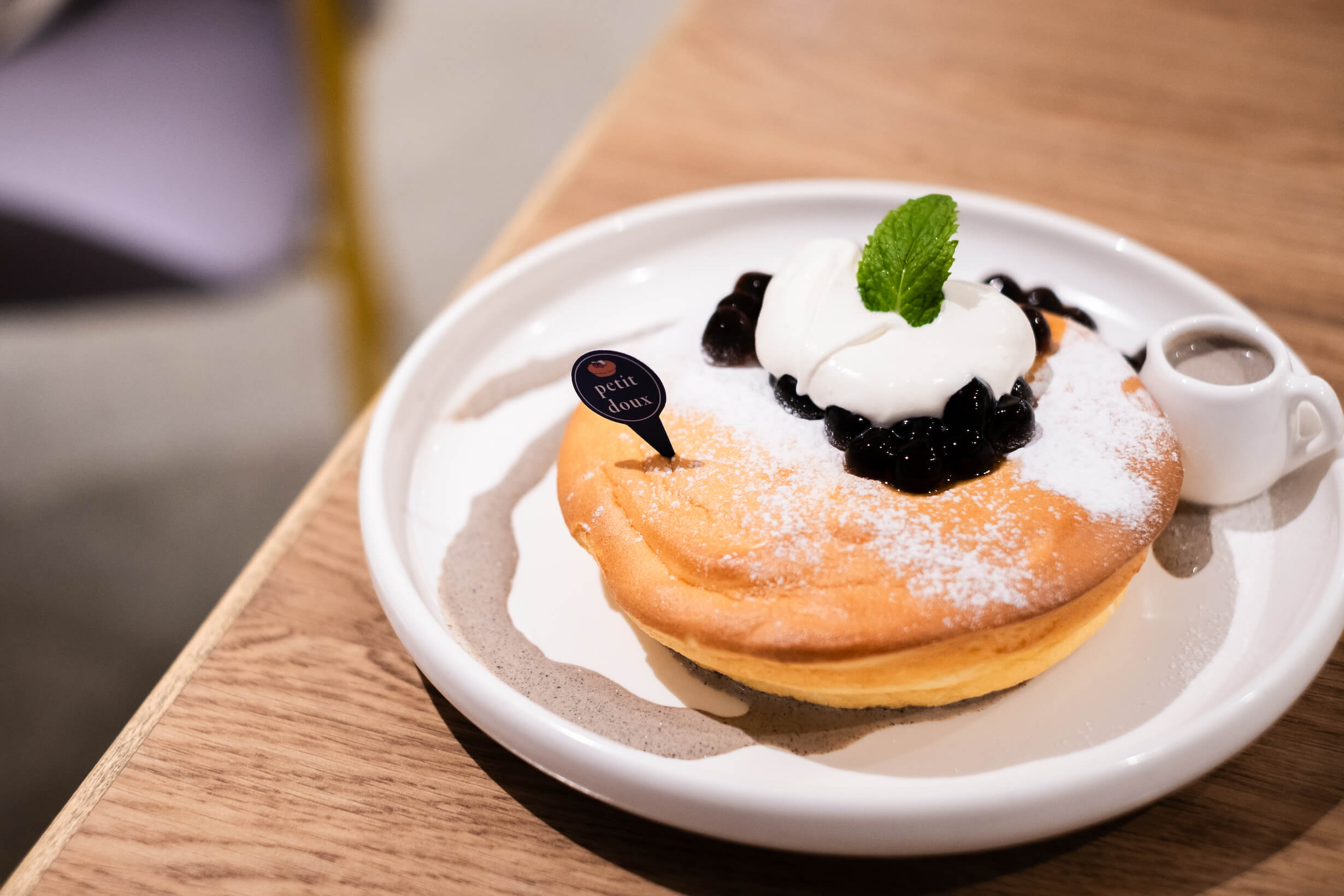 鐵觀音珍奶瓦帕鬆餅：嚴選鐵觀音茶葉熬煮成奶茶醬，淋在蓬鬆的瓦帕鬆餅上，佐以Q彈珍珠，茶香濃厚、香氣馥郁，完美享受到台式幸福甜點時光。