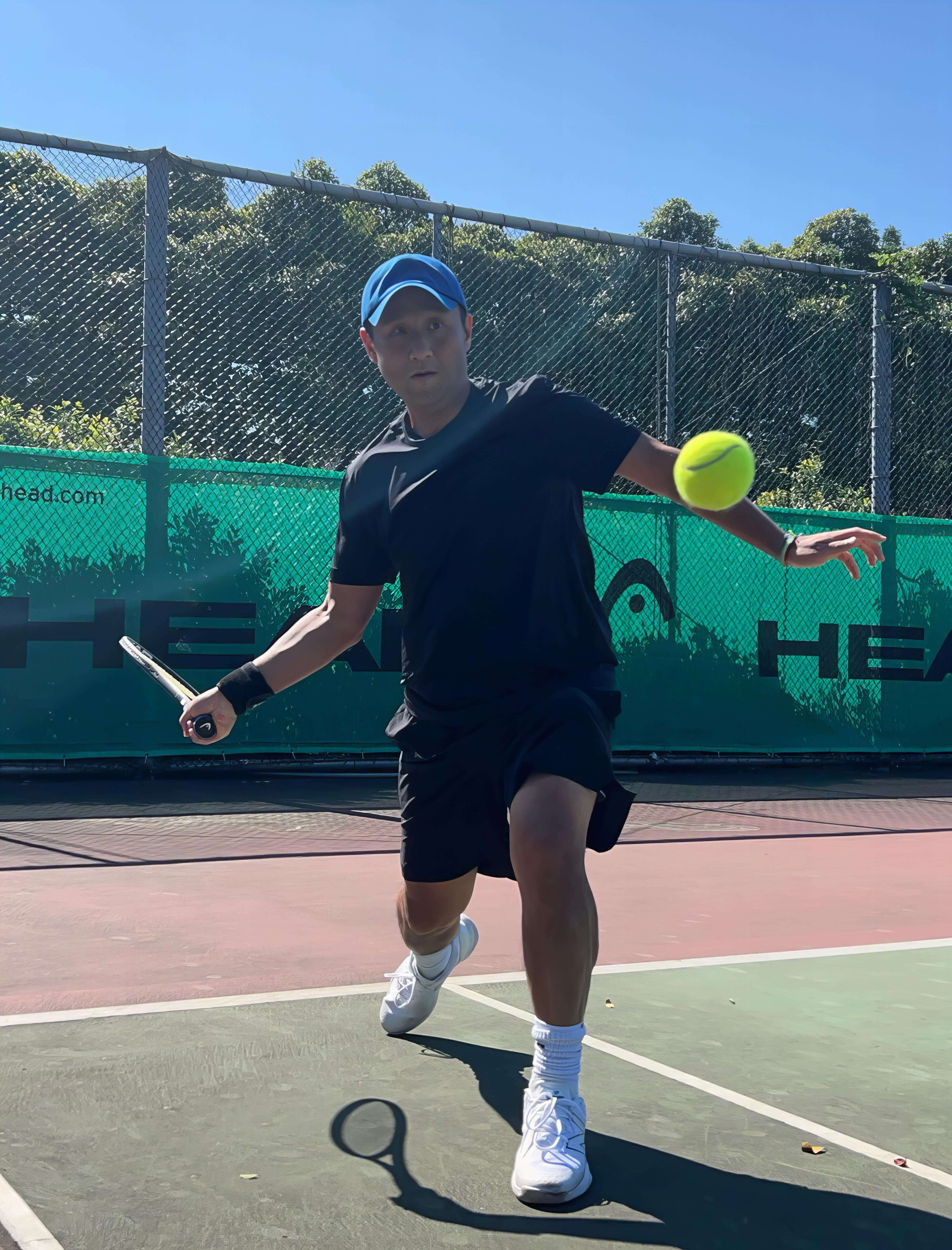 從小練網球練到當上青年國手，鄭博仁近年更創立心元網球學校，引進國際專業系統網球及匹克球教學。（圖片提供 鄭博仁）