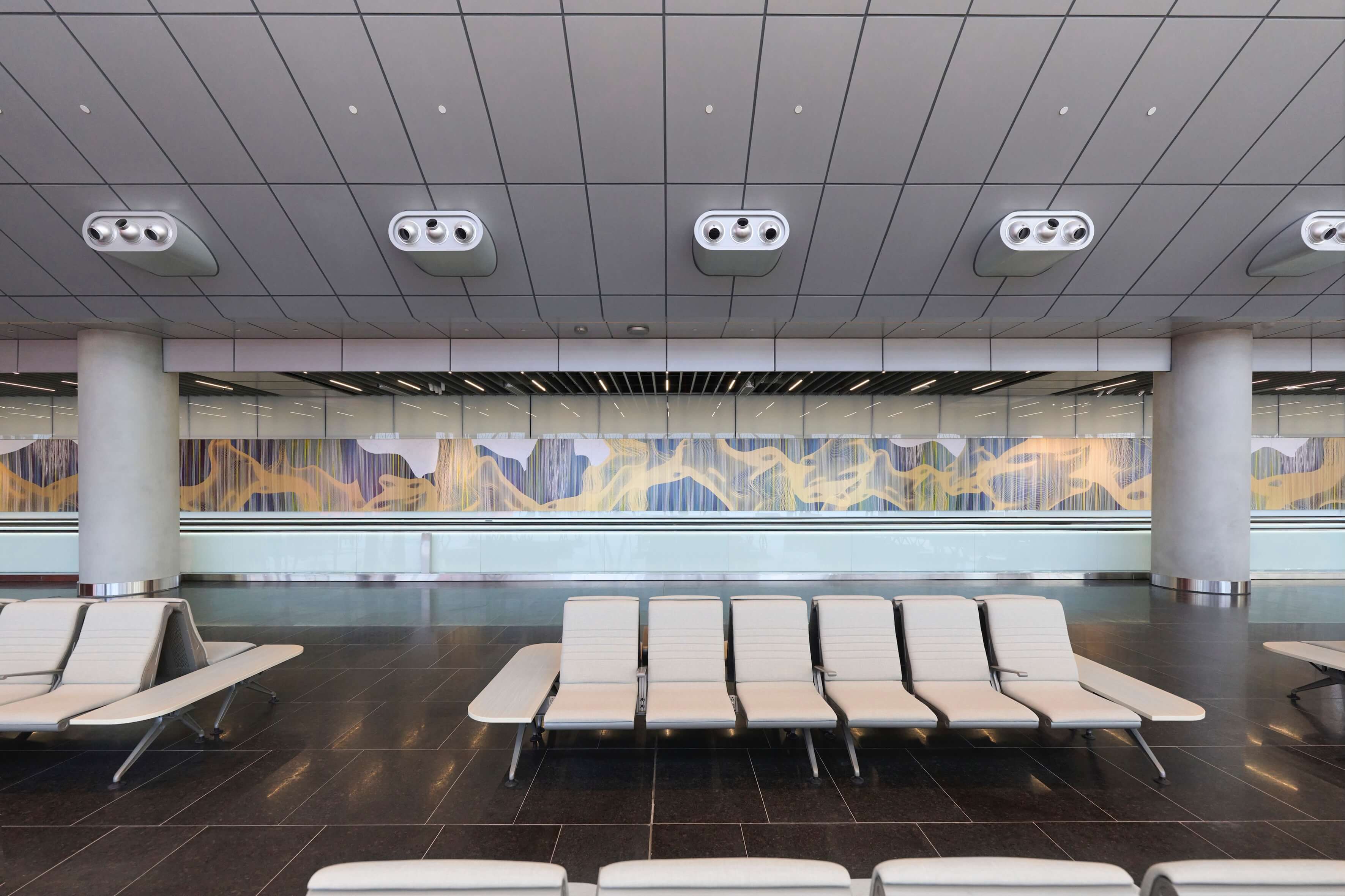 〈山樂天光〉以長幅視覺與燈光設計呼應登機動線。