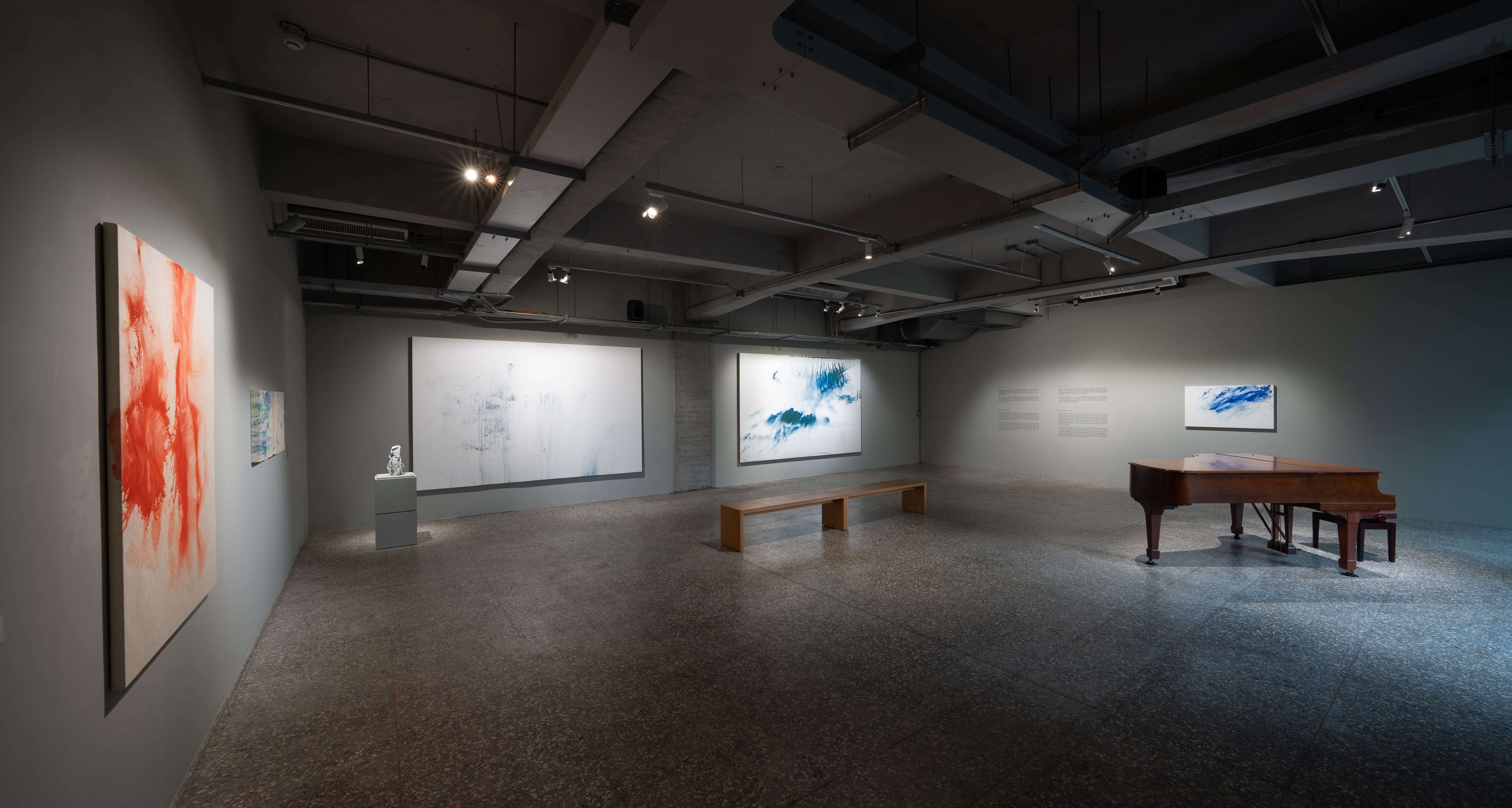 邀請觀者進入細緻的凝視，隨著光與時間的流動，作品與觀者之間展開如祈禱般的對話。展期間將舉辦音樂與舞踏的跨域活動，呈現不同藝術形式的對話與交流。