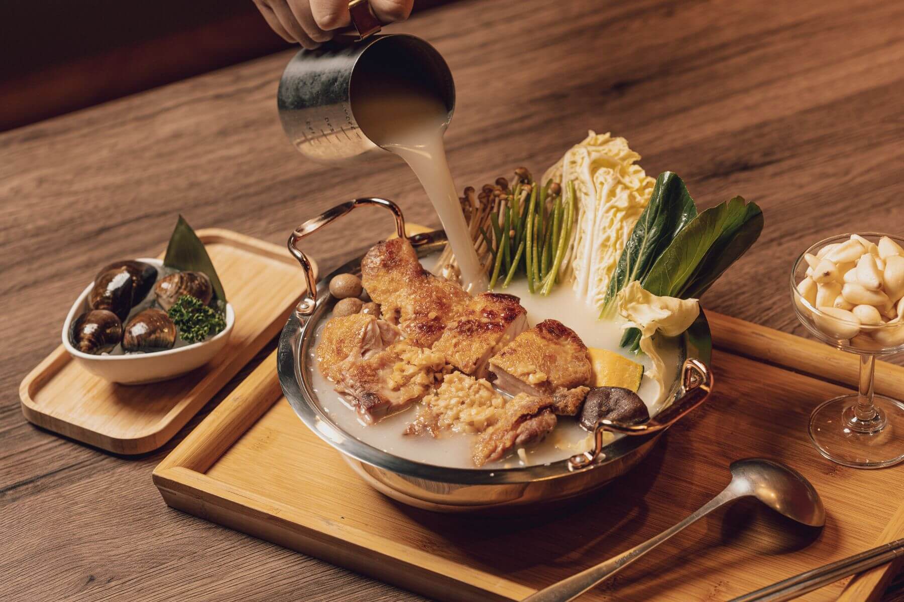 以拉麵為靈感設計的「濃厚蒜味雞白湯」,套餐搭配台灣在地食材「蒜香嫩煎紅玉雞」、「炙燒究好松阪豬」主菜。