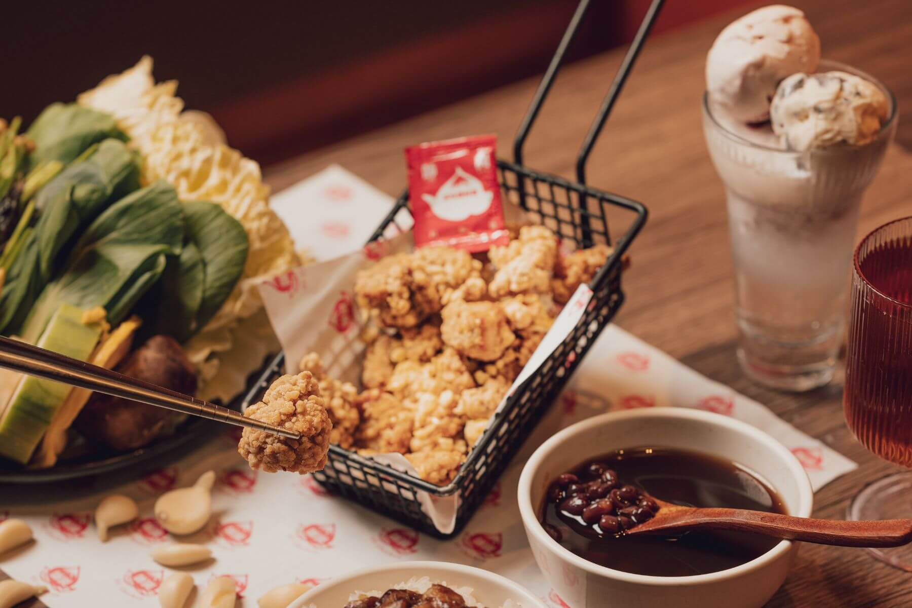 與樂崎火鍋特別聯名商品「師園蒜香鹽酥雞」。