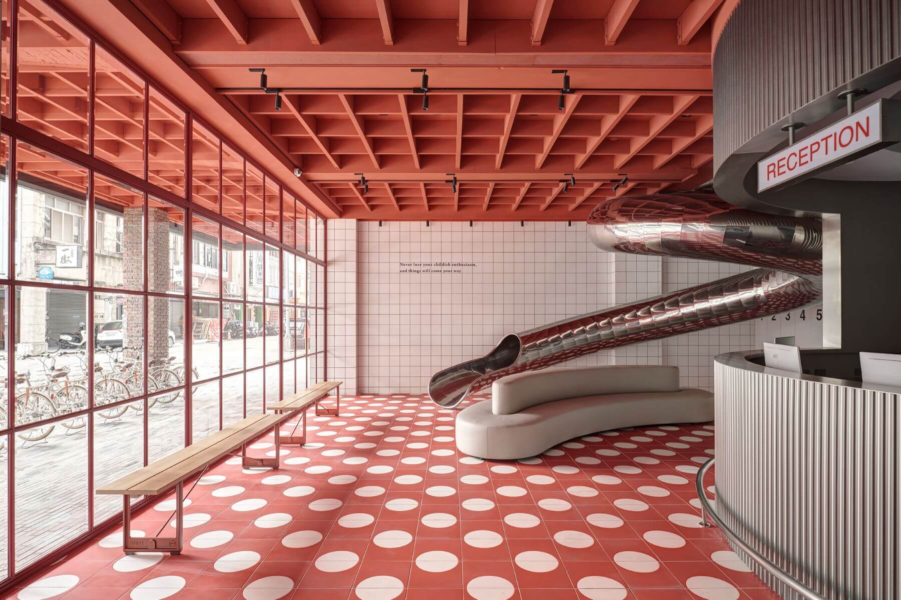 大廳標誌性的溜滑梯透過劇場感的方式，讓旅客們進來就覺得隨性自在，卻同時有點奇幻。