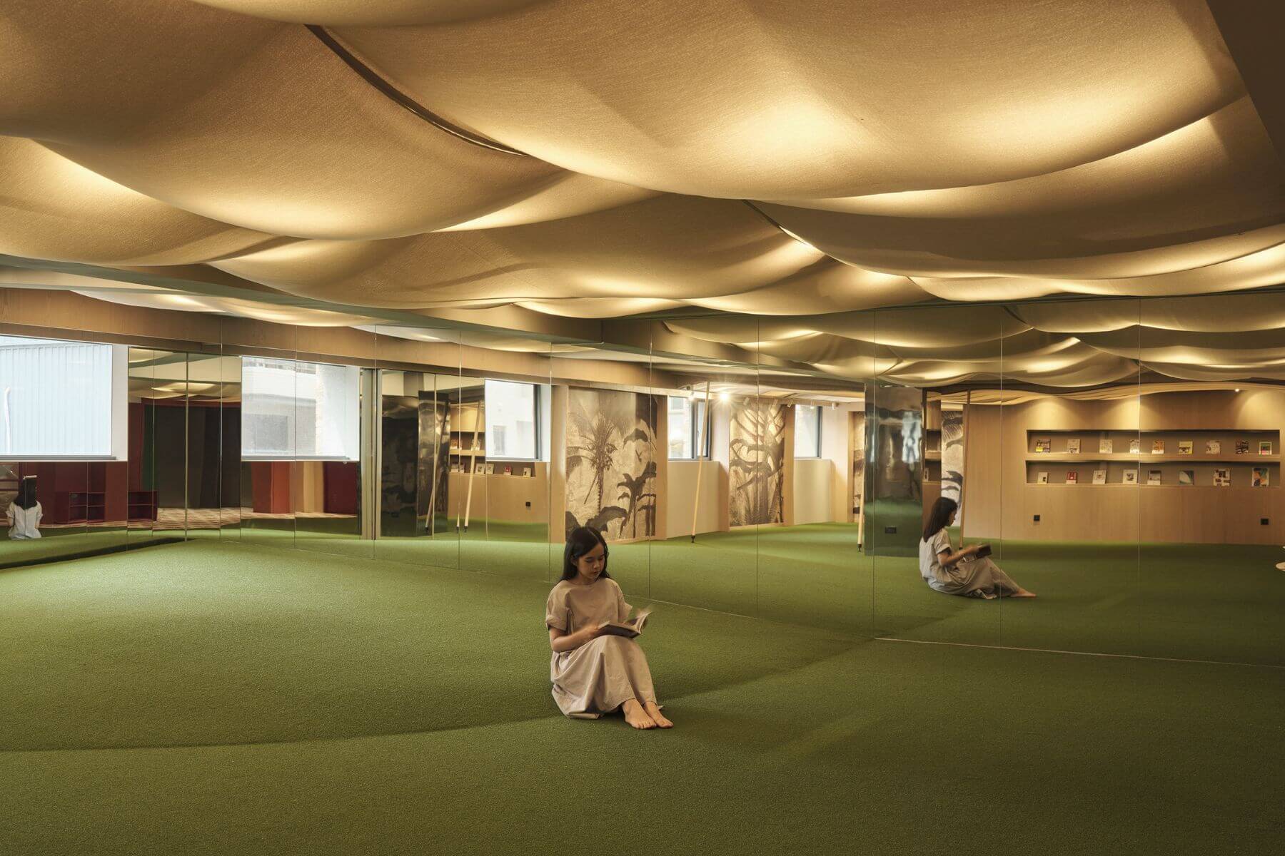 旅客們可以在「有丘 Very Chill」的山坡上與同行朋友們舒服的交誼談天，放鬆片刻。