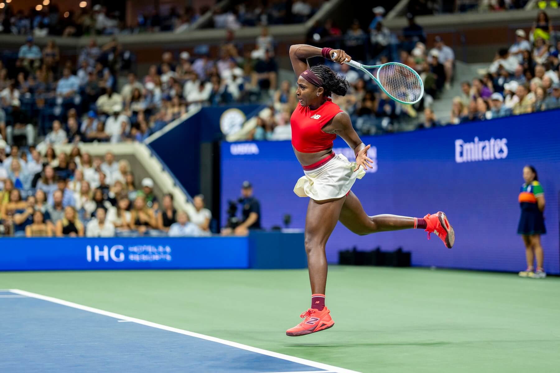 勞力士代言人暨2023年美國網球公開賽 冠軍科里· 高芙（COCO GAUFF） 於2025年賽事中正手擊球