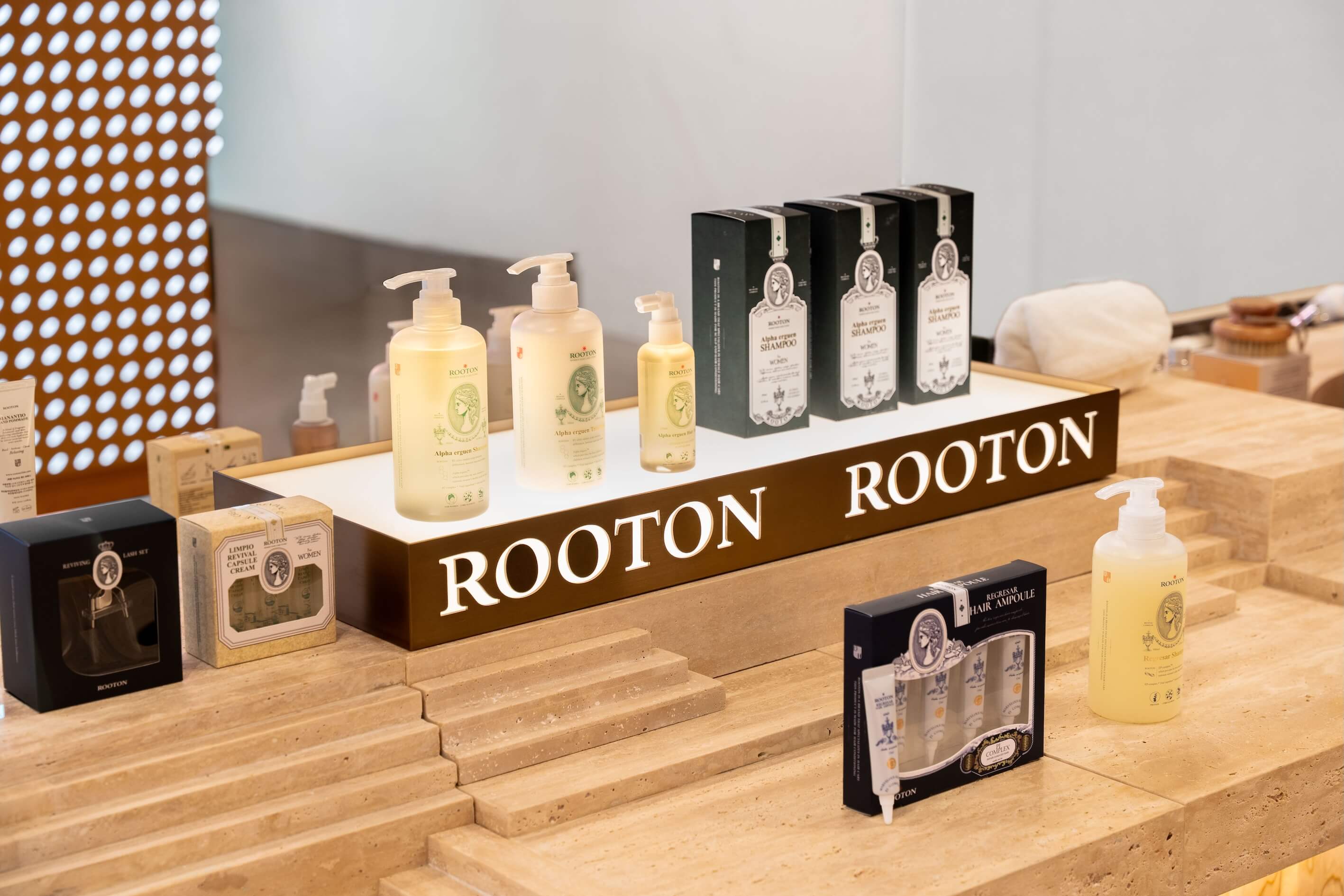 高低起伏的檯面設計，回應城市輪廓的節奏變化，引導行走動線，也引領感官逐步沉靜。