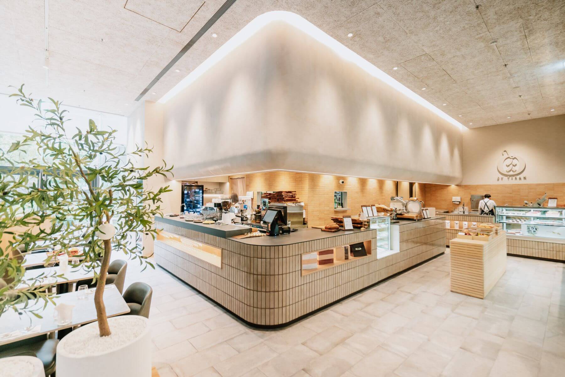 英籍名廚James Sharman攜手台畜，在台北萬豪酒店共同開設「RÒU X James Sharman」。