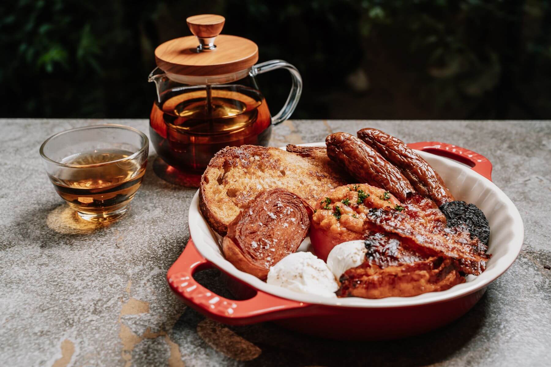 英式早午餐搭配早餐茶。