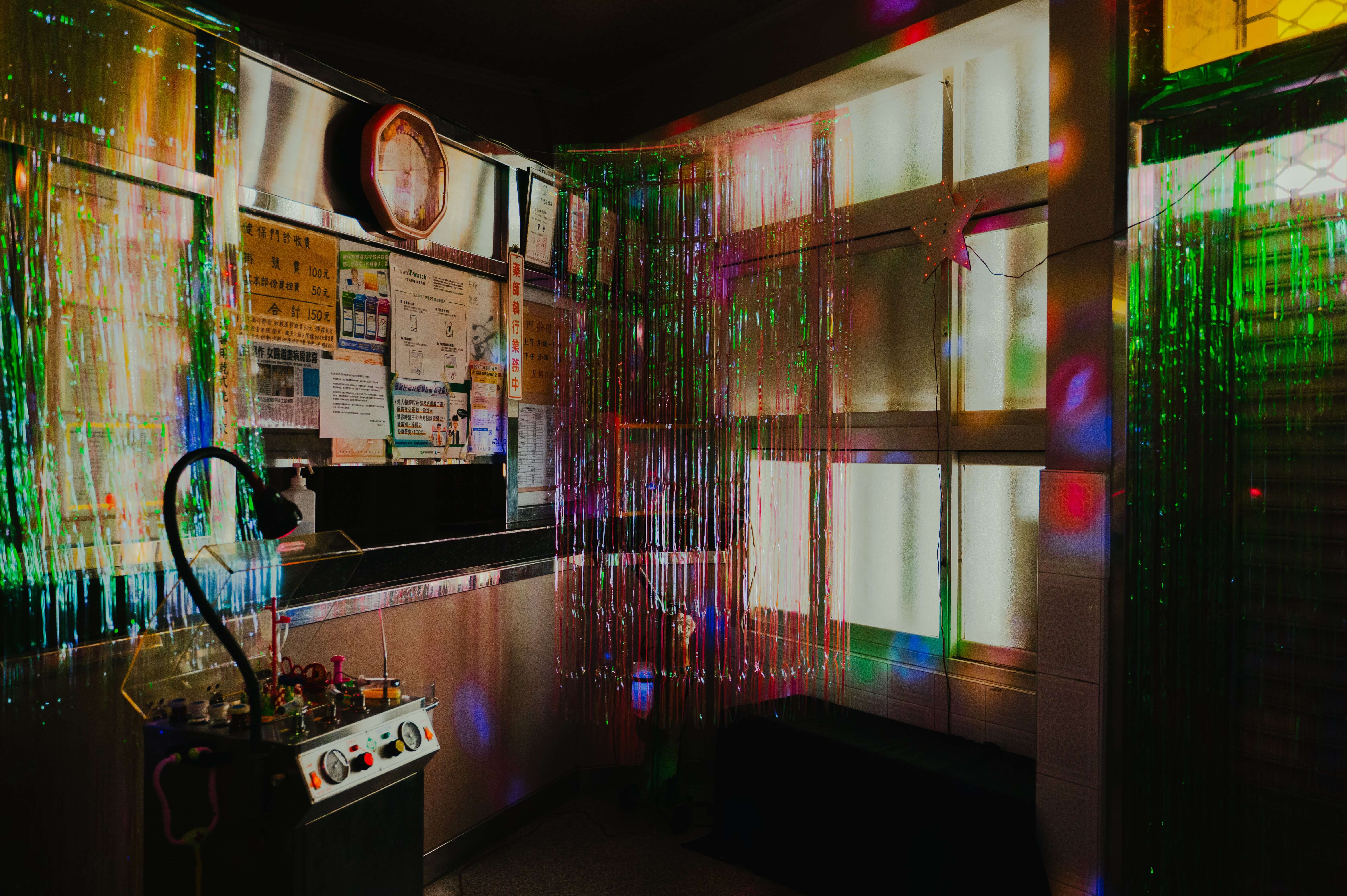 來自德國的跨領域藝術家賴魯犇（Ruben Rübe）的作品《診所樂園》。