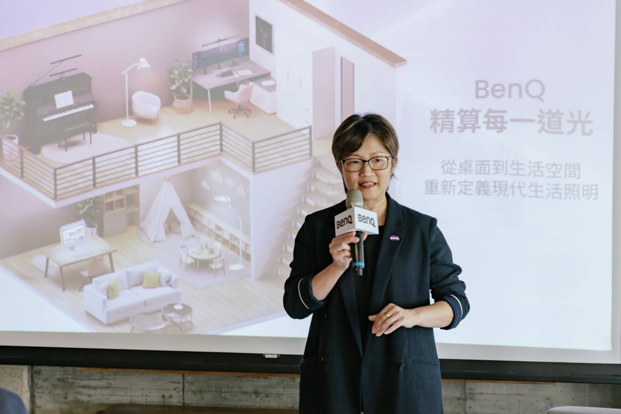 BenQ台灣區總經理邱慧玲表示，現代人長時間面對螢幕，在不同生活場景中切換，照明需求已從「亮度」進一步走向舒適與情境化。