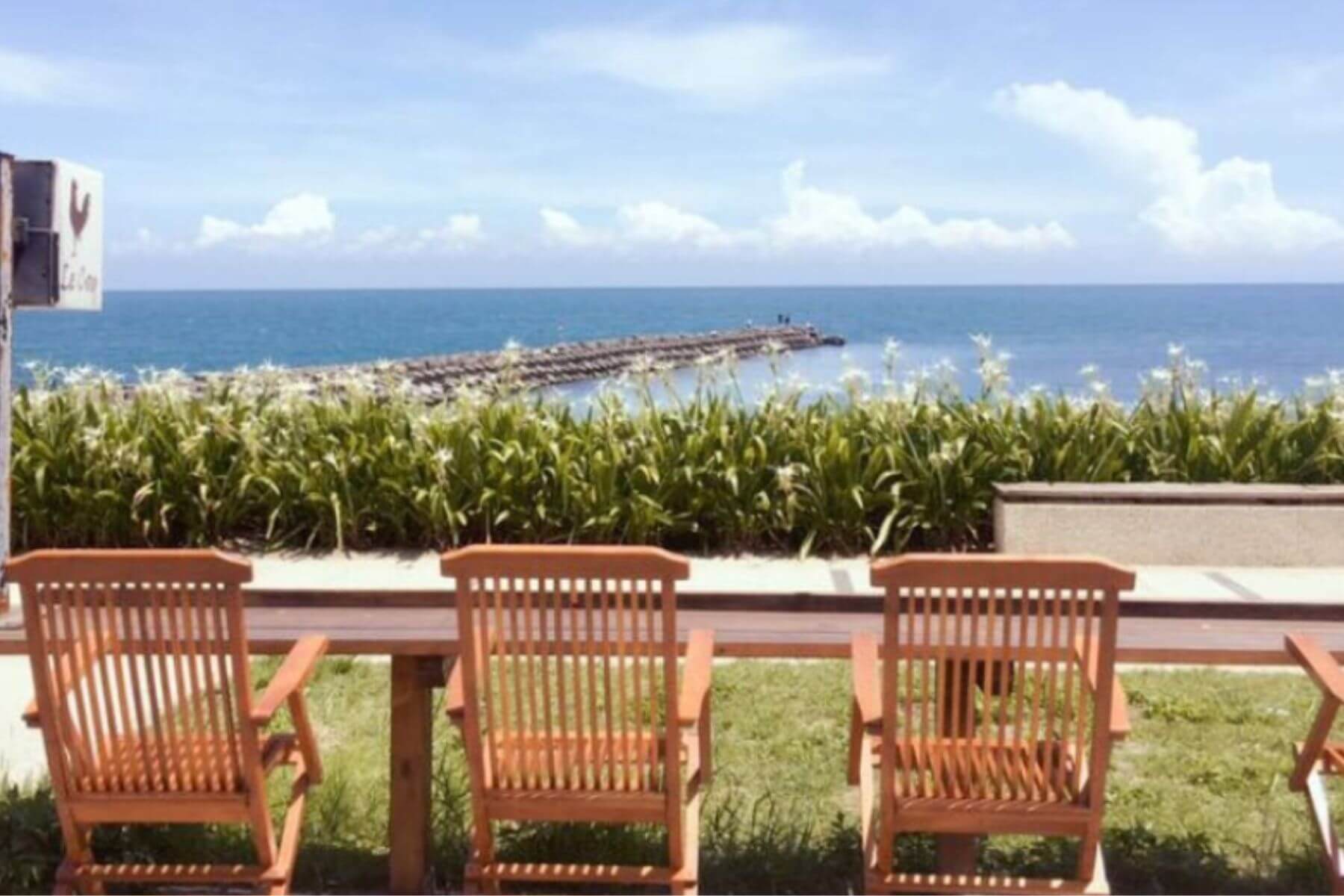 戶外座位區可以看見一望無際的海邊坐在這裡超舒適。圖片來源／Le Coq公雞咖啡社群