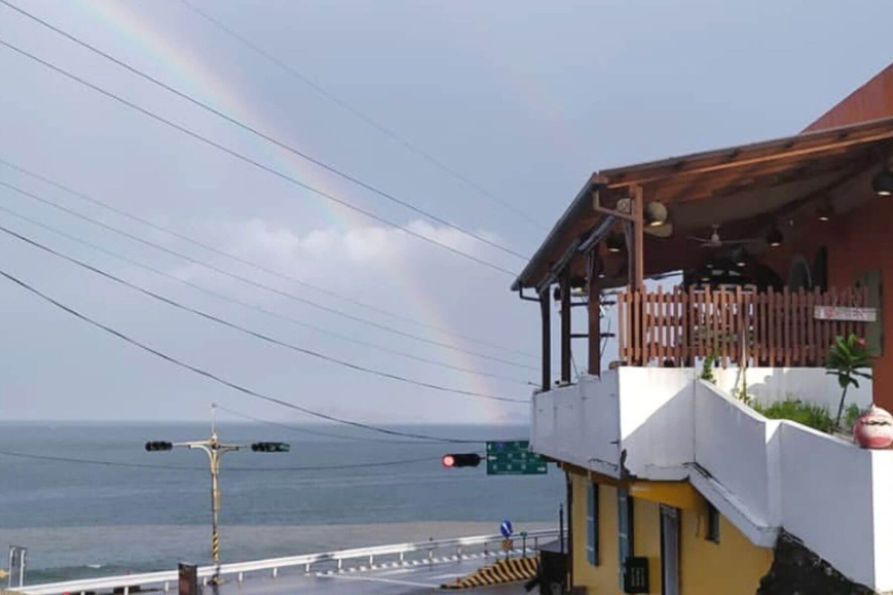 鵝黃色小屋坐落在海邊，看起來特別可愛又顯眼。圖片來源／金山跳石沒有名字的咖啡店社群