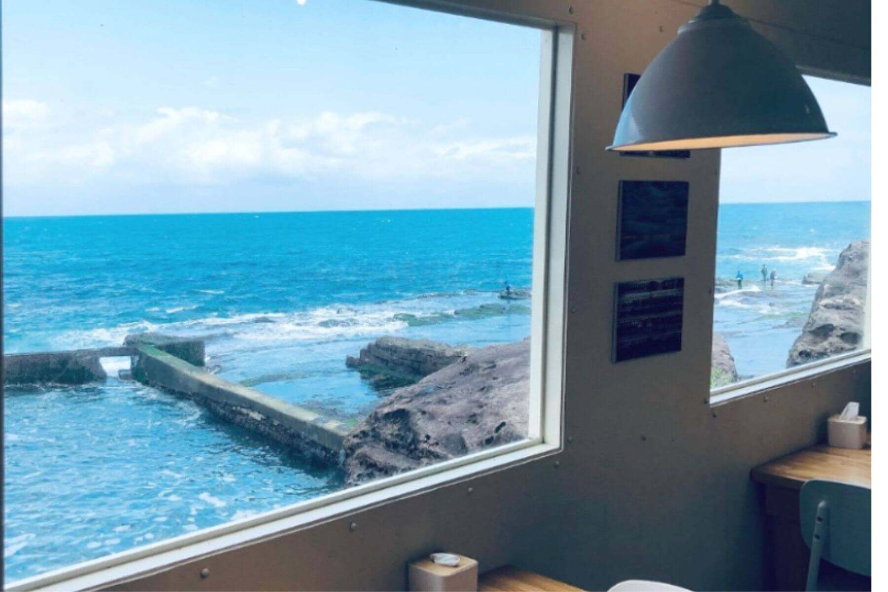 一邊吃飯可以一邊看到海浪在礁岩上拍打。圖片來源／吃飯看海社群