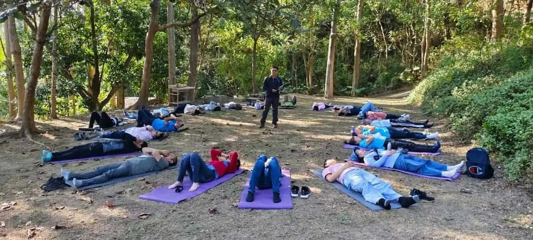 林業保育署認證森林療癒師李基源帶領民眾進行森林五感體驗。地點：森有林地－大漢山休閒農場。（圖/林業保育署）