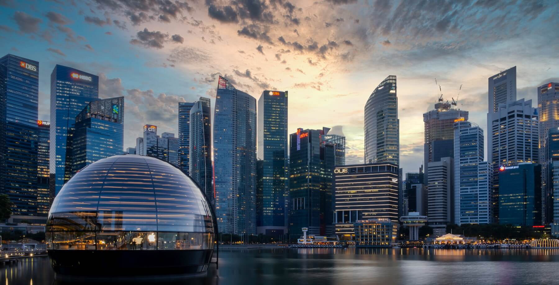 位於新加坡濱海灣（Marina Bay）的 Apple Store。©The Light Lab /  Shutterstock.com