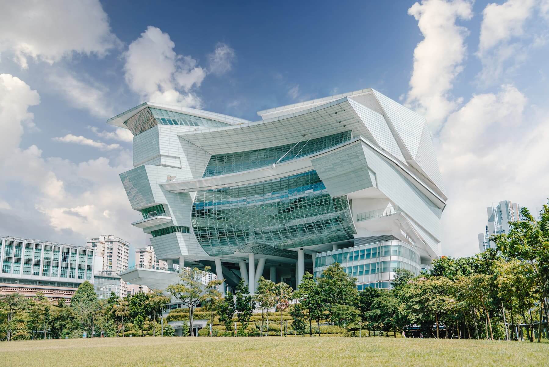 The Star 以多面向、通透且流動的設計模糊文化，設計與公共空間的界線。整合 The Star  Performing Arts Centre 與 The Star Vista，行程結合表演藝術、娛樂與商業的複合城市空間。 ©AEDAS