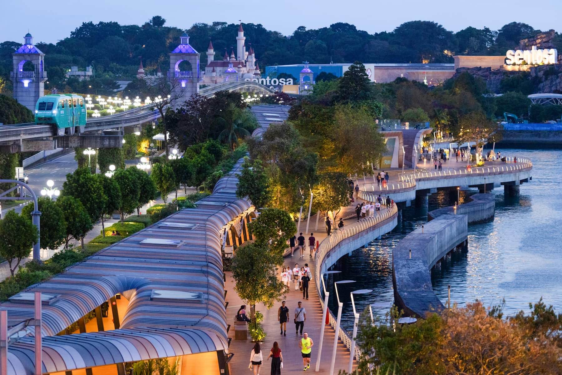 Sentosa Boardwalk 全長約700公尺，跨越吉寶海港並連接聖淘沙島與怡豐城（Vivo City）以連續的人行動線串量兩側城市空間。©AEDAS