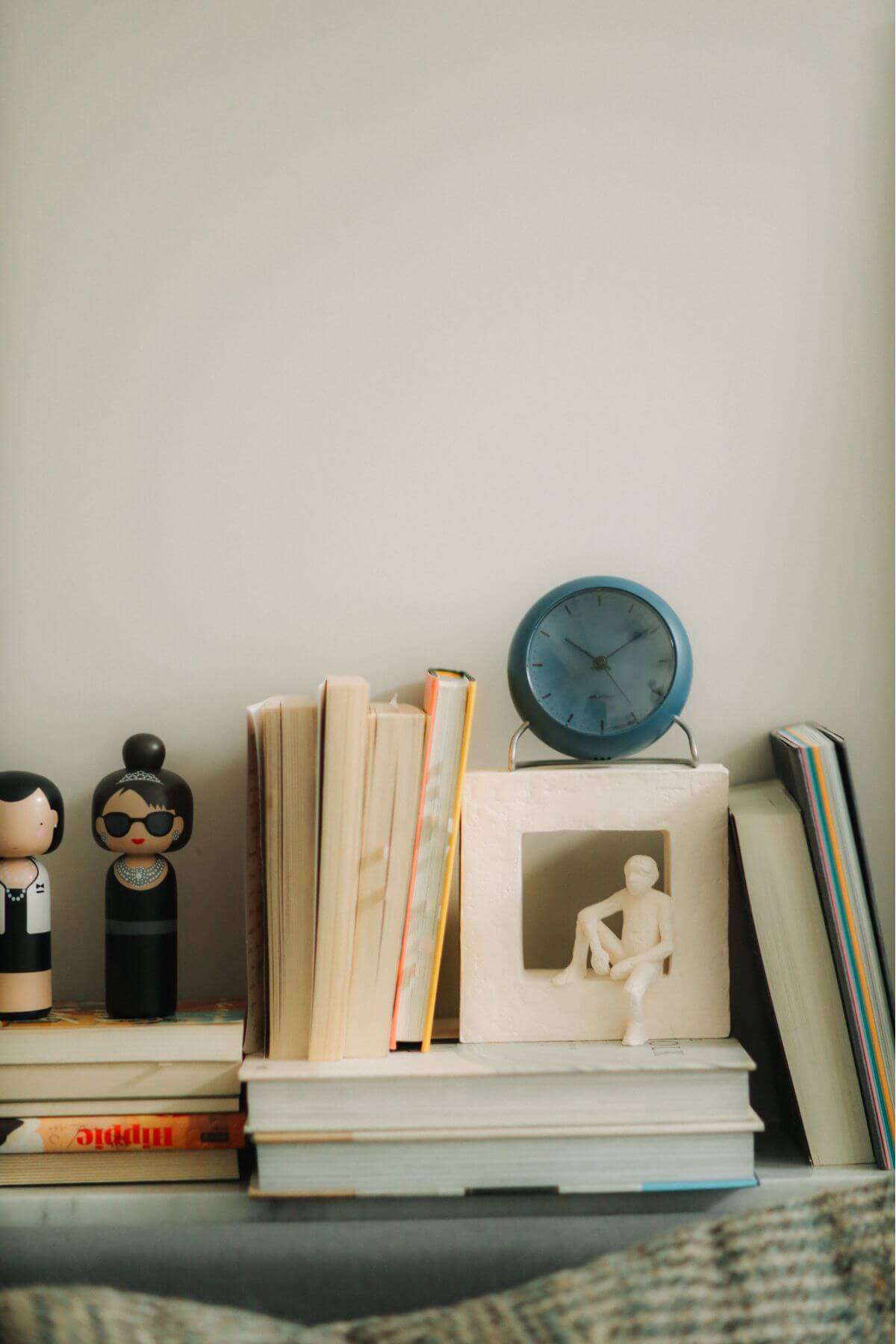 圖 ∕ （由左至右）Lucie Kaas 木芥子人偶（左：可可香奈兒；右：奧黛麗赫本）、Kähler Astro Cancer 巨蟹座星座藝術雕塑、Arne Jacobsen Clocks 柔情桌鐘（City Hall／青石藍）by 北歐櫥窗 Nordic。