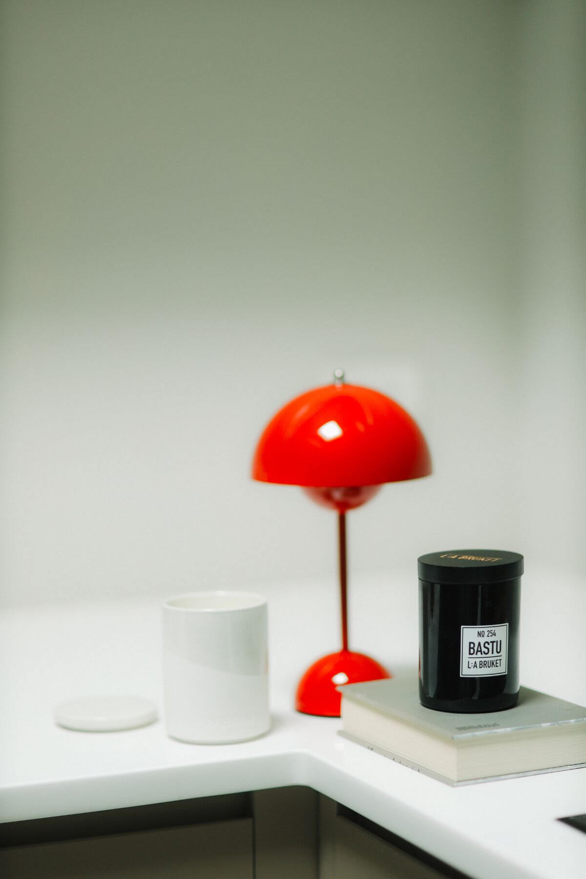 圖 ∕ L:a Bruket 254 巴斯杜香氛蠟燭 by 10/10 HOPE；&Tradition Flowerpot VP9 無線桌燈（罌粟紅） by MARAIS 瑪黑家居。