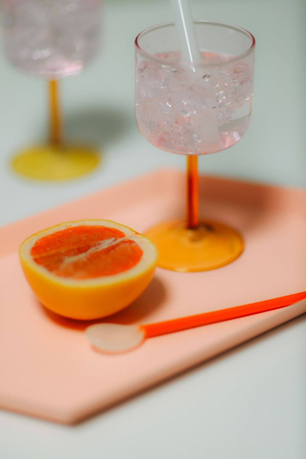 圖 ∕ （由上至下）Sip Straws可重複吸管（四件組）、Tint Wine Glass玻璃杯（二件組）、Kaleido中型桃粉飾品盤、Glass Spoons Duo攪拌匙（二件組） by HAY。