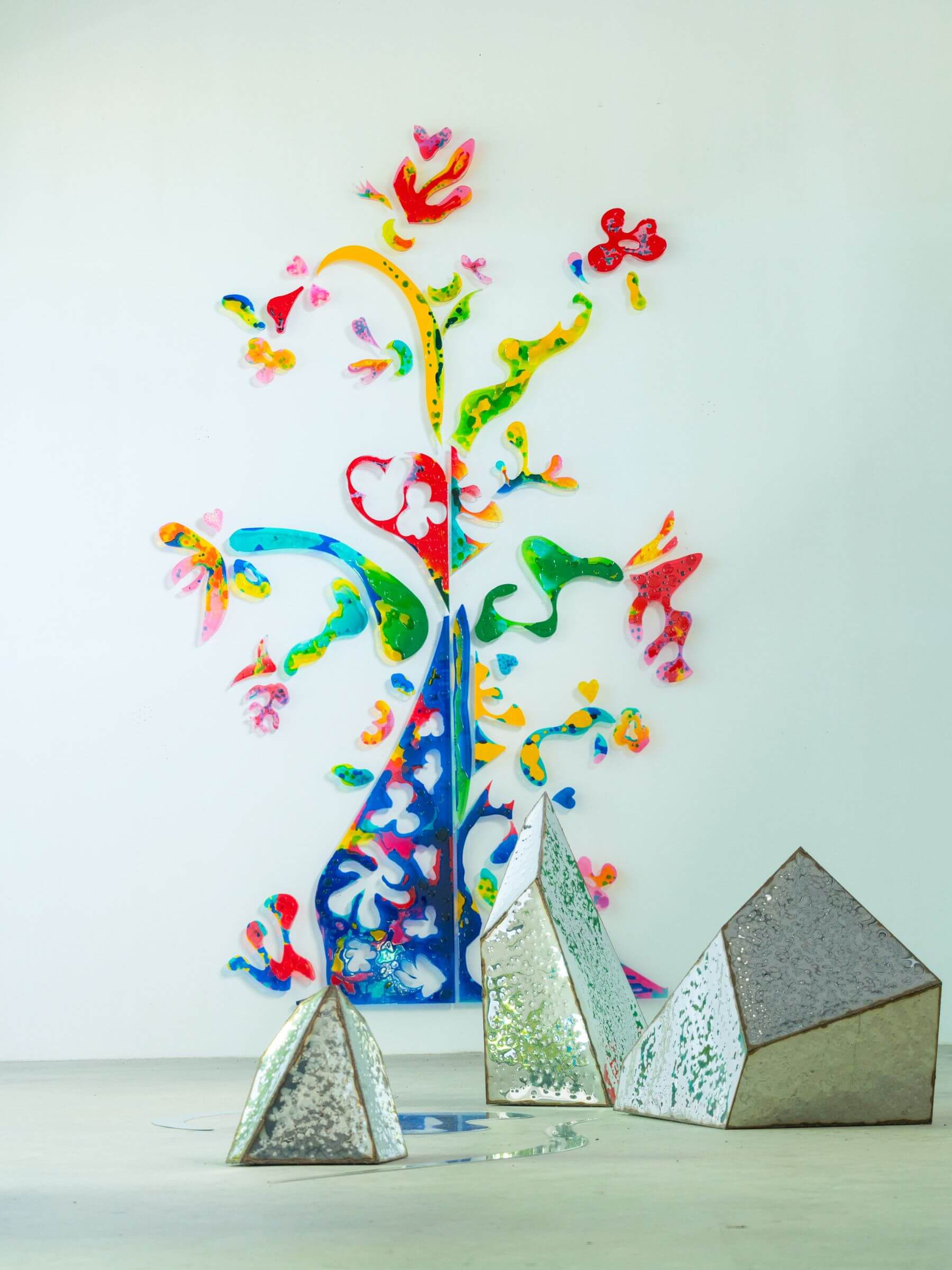 作品《島嶼誕生》為藝術家在追尋藝術與自我主體的探索,並與觀賞者透過眼和心的互動傳遞愛和能量的訊息。