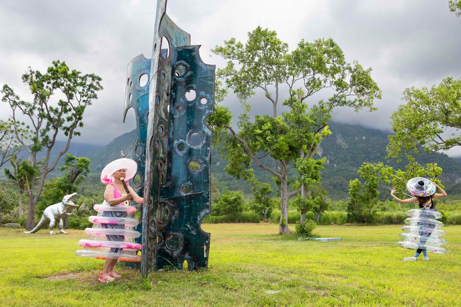 「愛麗絲宇宙仙境花花團—跨域劇場」以都蘭山為背景,愛麗絲女神帶著象徵愛與美的「愛麗絲之環」,敲擊以回收廢鐵材創作之《元宇宙超度空間》,呼應元宇宙中所有實時發生的事件。