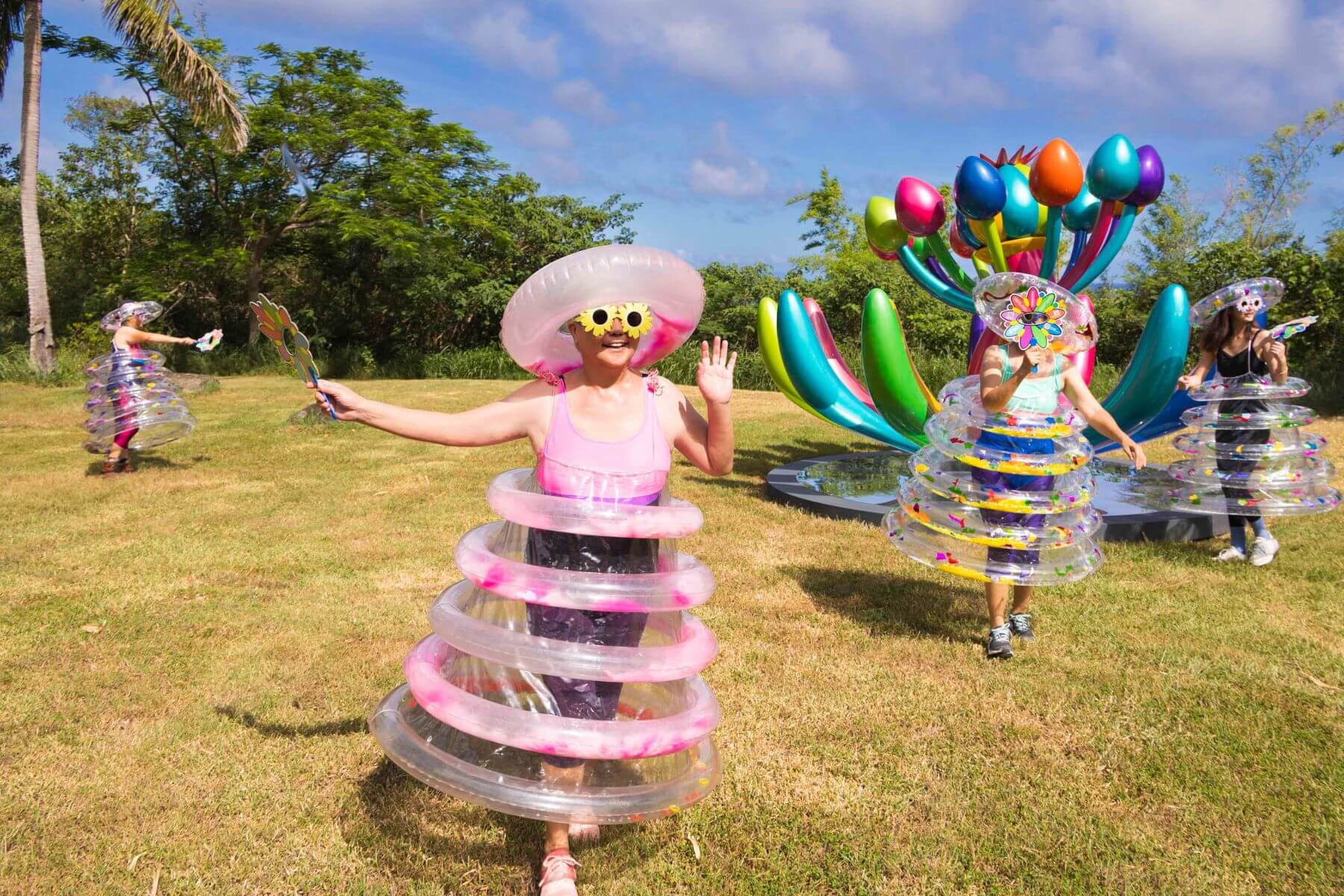 愛麗絲宇宙仙境花花團—跨域劇場是以2000年首次發表的《愛麗絲夢遊仙境》新媒體裝置行為系列作品為基礎發展成的全新作品。