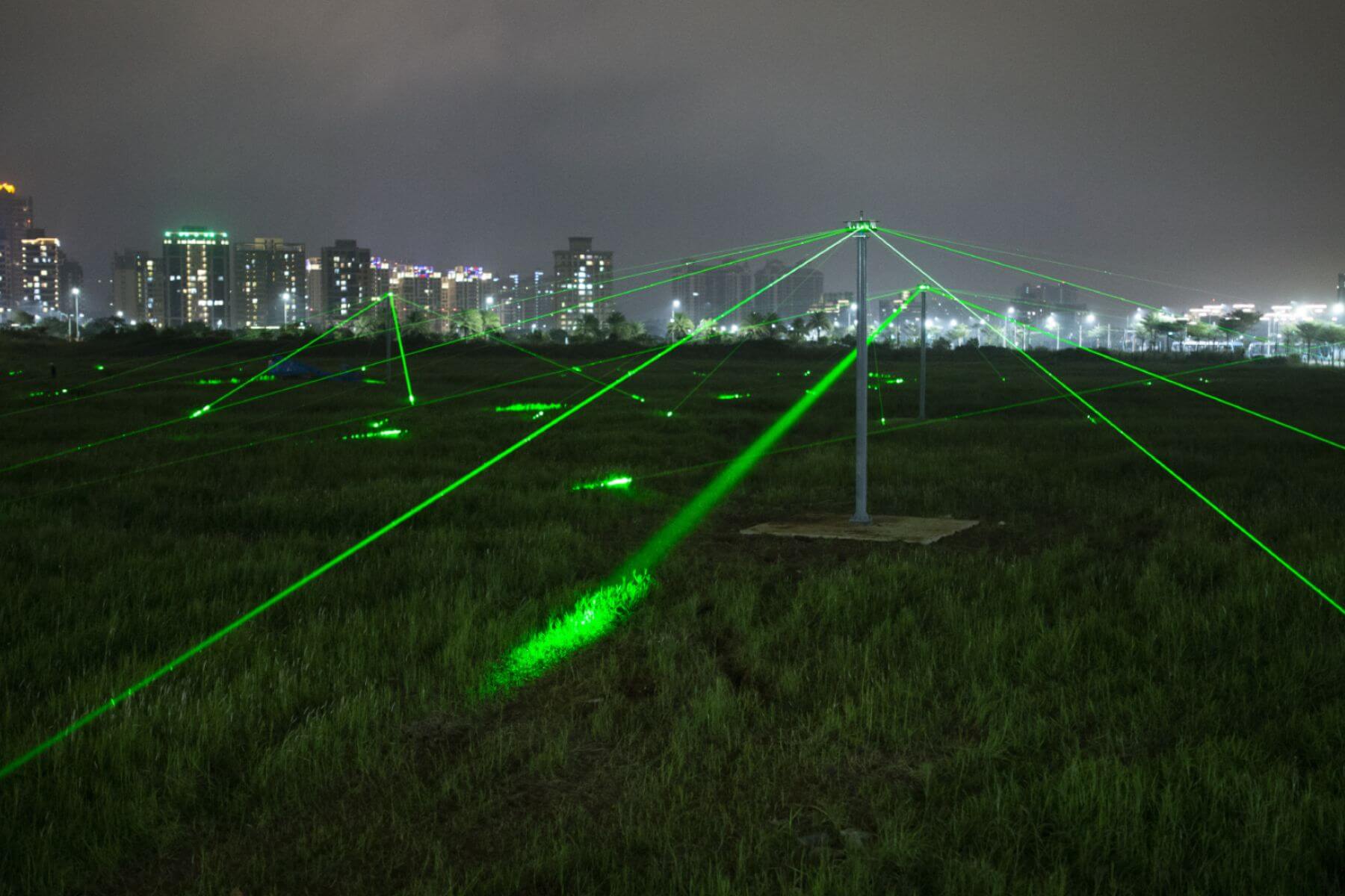 藝術家莊志維受邀在海潮裡打造「淡海,風吹起一裝置微光計畫」。圖片/宏盛建設