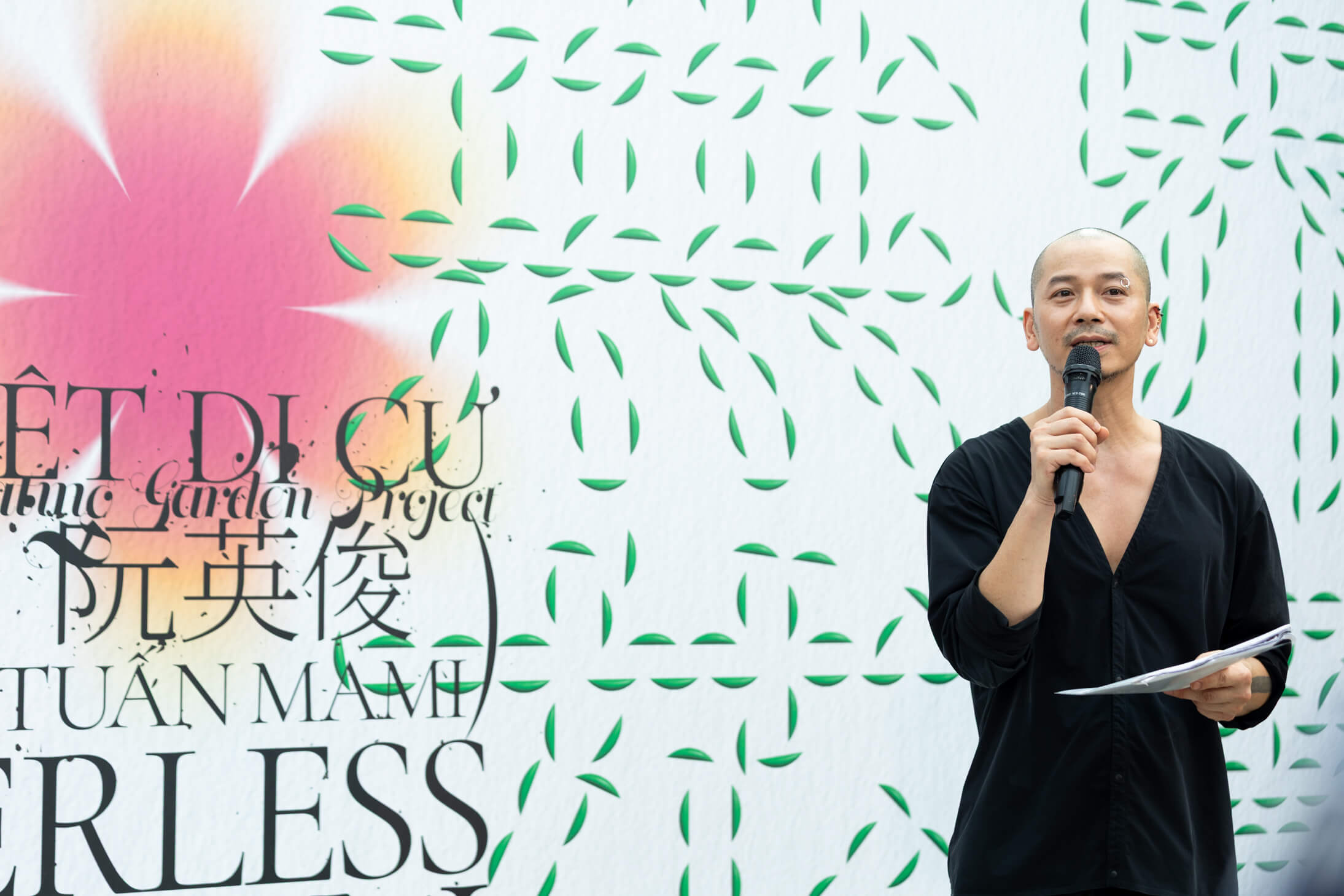 藝術家阮英俊於「越南移民花園－無界花園」開幕現場致詞。圖片提供：臺中市立美術館。攝影：陳婉寧。