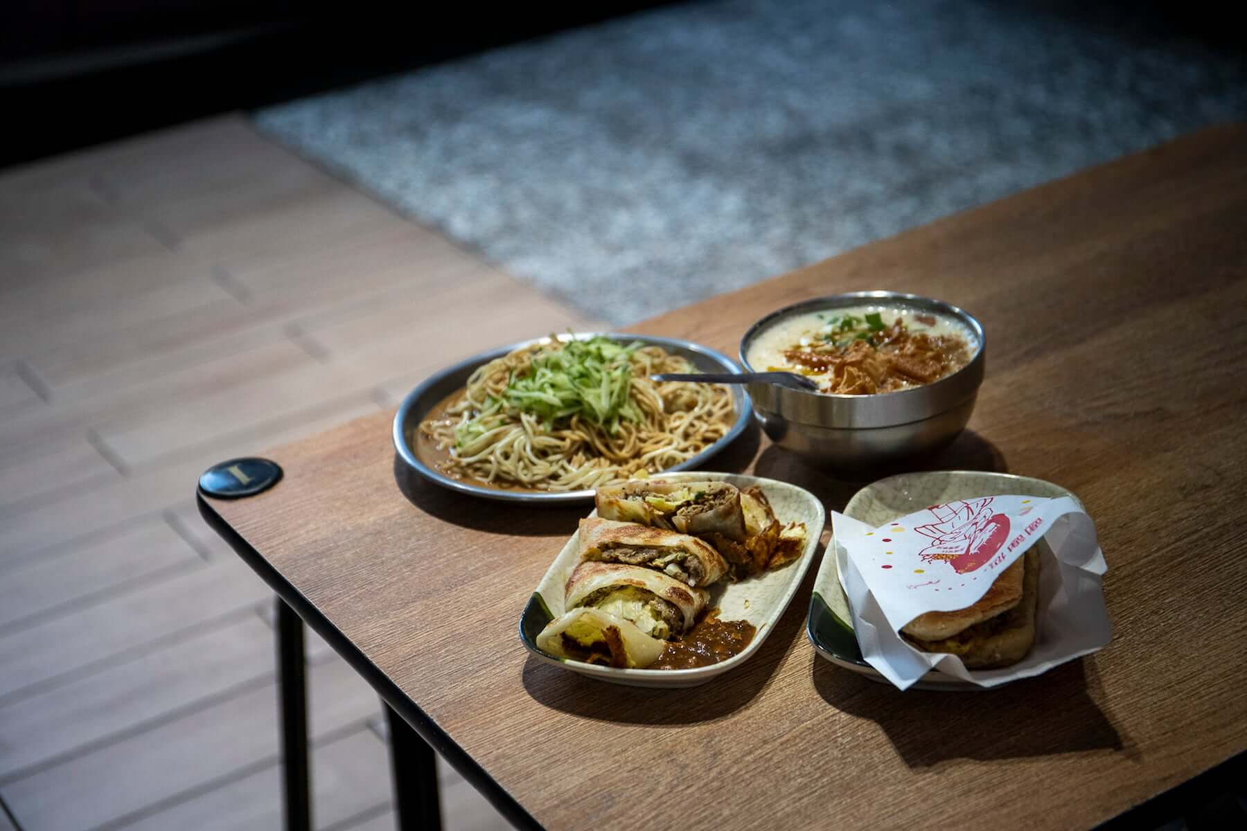 秦小姐豆漿店品項眾多，販售外省眷村中式早餐。（攝影／Thomas K.）