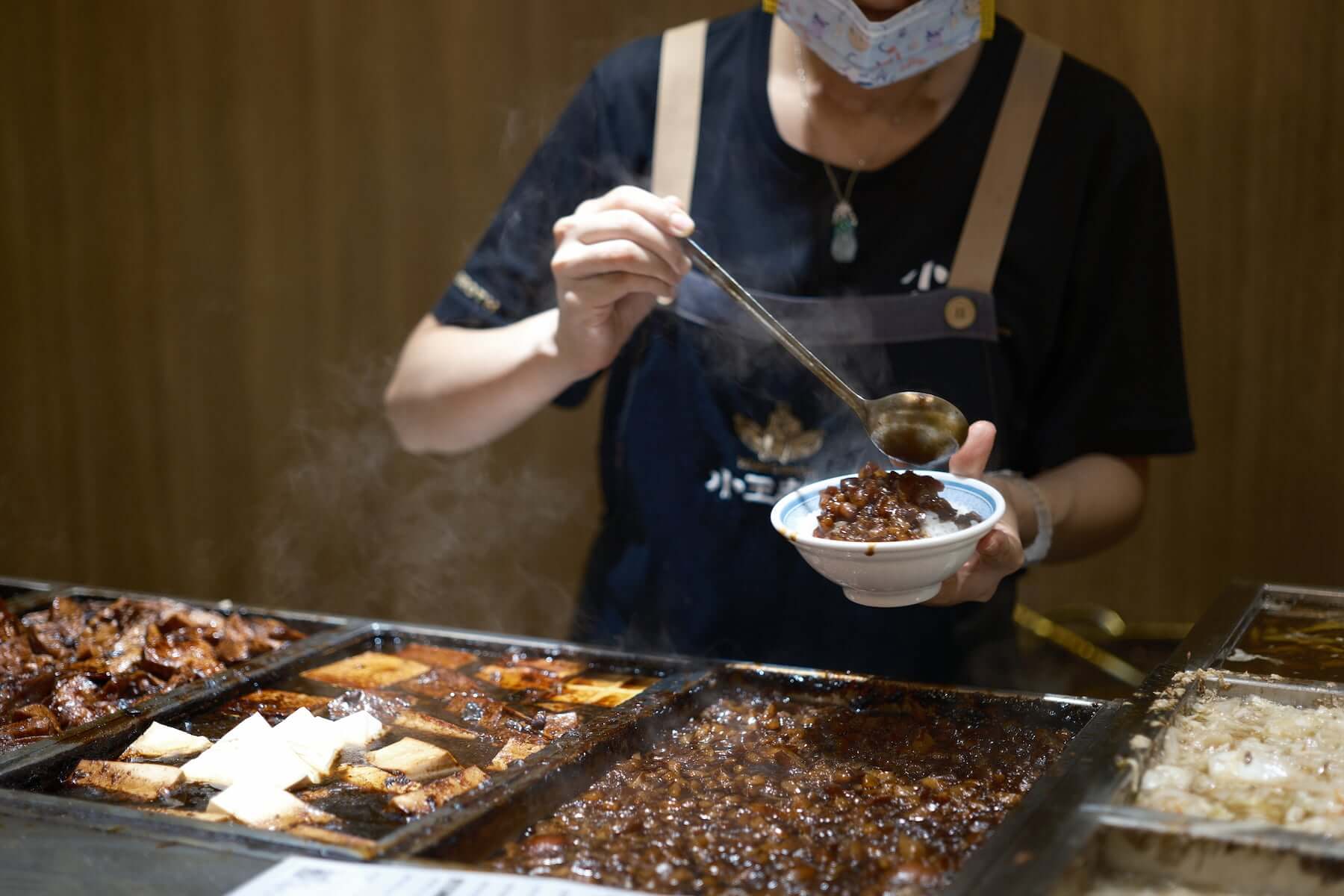 小王煮瓜的招牌滷肉飯。(攝影/毛奇)