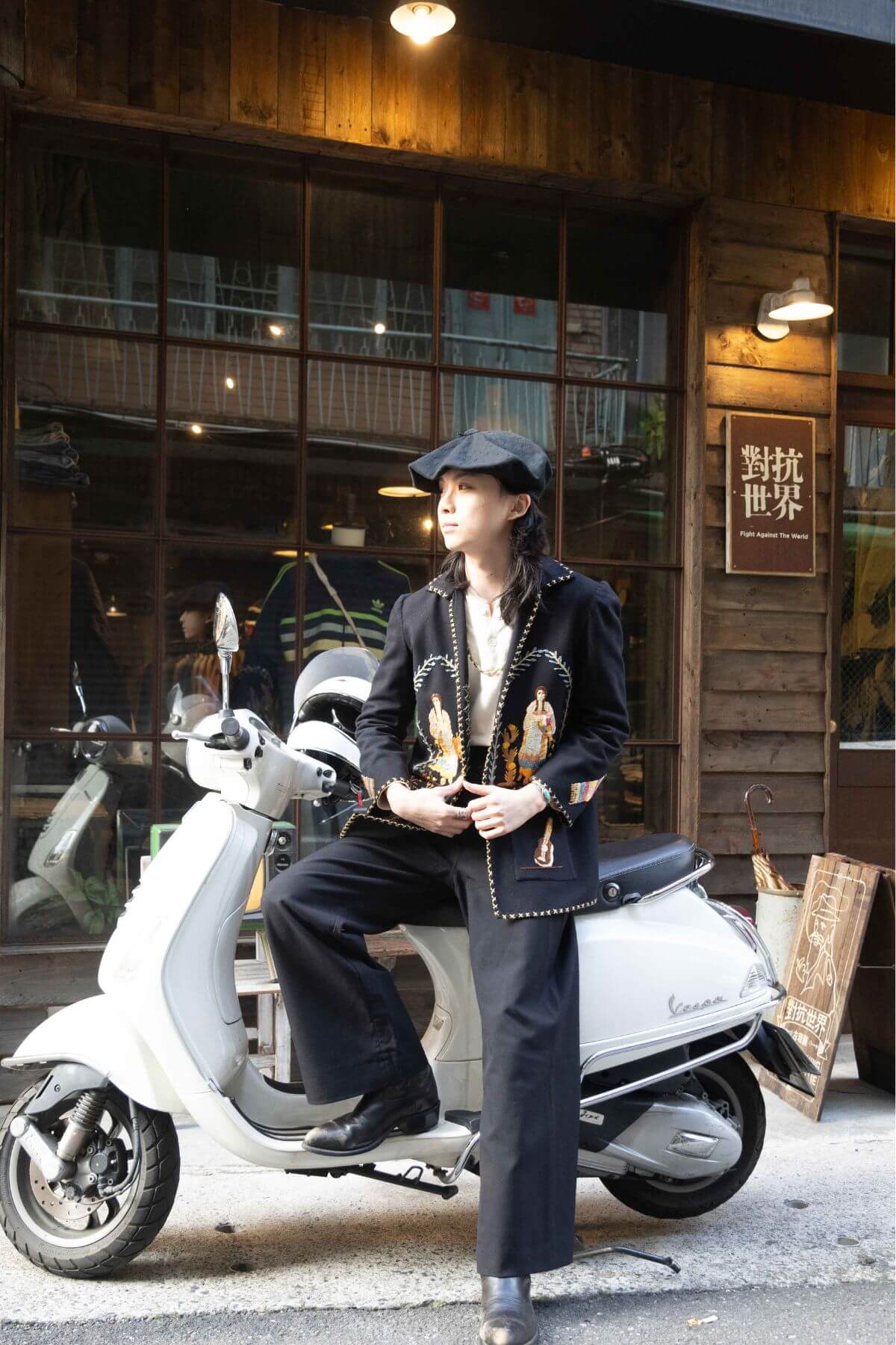 目前在實踐大學就讀的香港學子，喜歡軍裝、工裝或民族風的服裝。今天最喜歡也最特別的是外套上面50、60年代墨西哥人的手工刺繡圖案。@hoihei_01