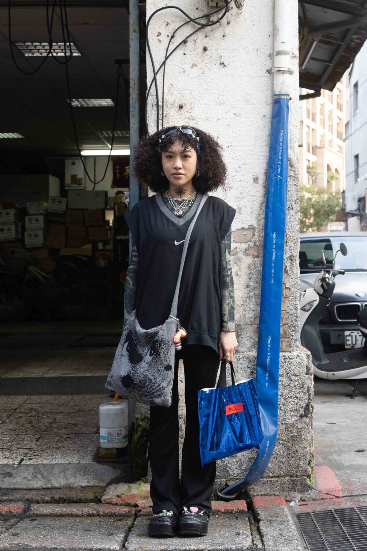 最近喜歡Y2K的穿搭風格，這次從香港來台灣玩沒帶很多衣服，天氣也很熱，今天就隨便穿了就出門，她自信地說：「在香港我會穿得更好看呦！」@julian_l