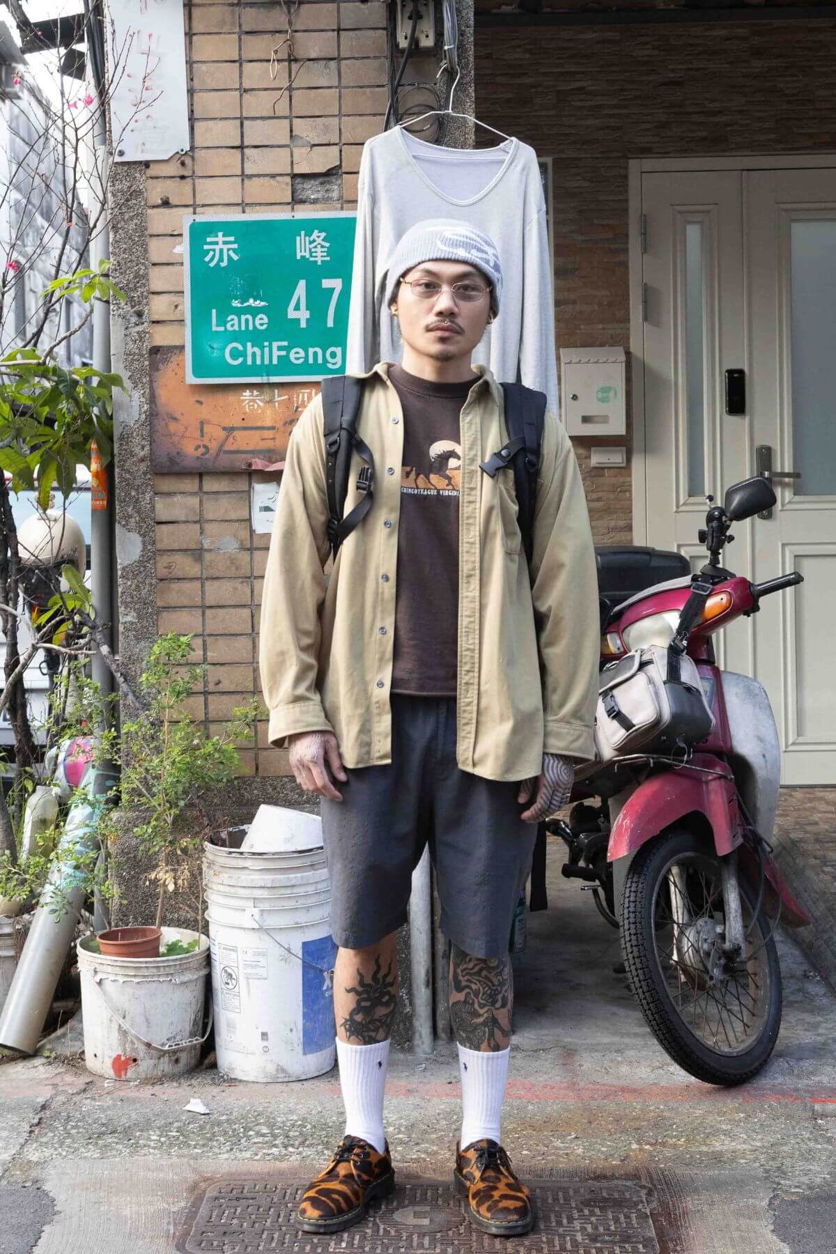 平時的穿搭喜歡素色，再搭配上會一、兩個特別的單品來凸顯造型，像是豹紋鞋跟帽子就是今天造型的重點。@layer2.0