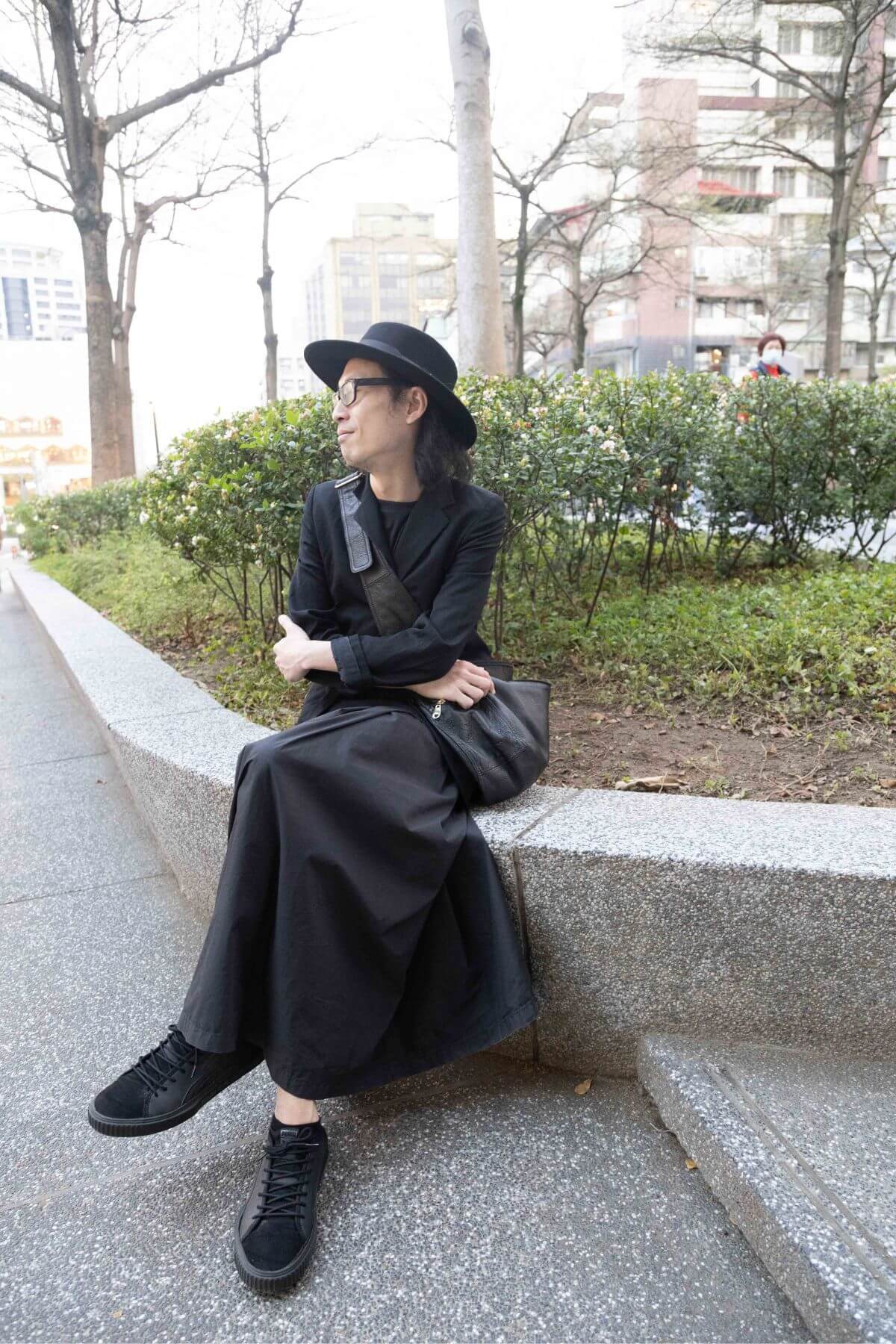 衣服幾乎都是全黑，有寬鬆也有緊身的款式。平時休假的裝扮就是如此，而穿裙子可以讓他找回真正自己的感覺。