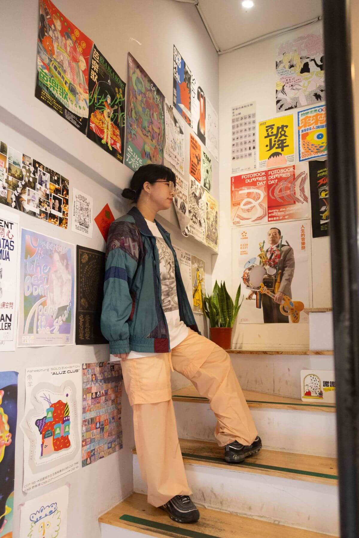 休閒輕鬆、寬版的衣服是自己喜歡的。平常很少買古著，但身上的外套是來自日本的古著店。今天為了配合中山區的氛圍，特地穿了街頭感的板褲。@ami_tseng