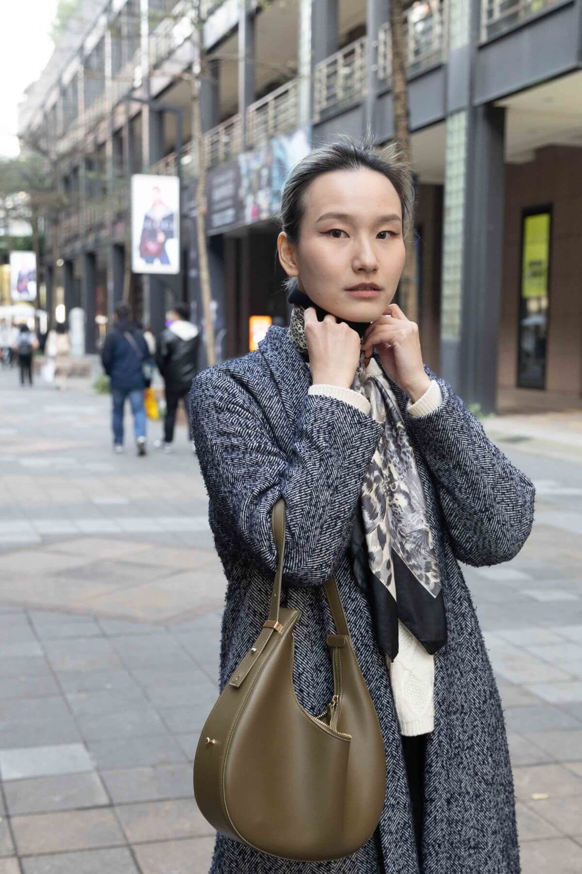 平時喜歡穿著設計師品牌的服飾，像是IRENSENSE等。身為熱愛貓科動物的人，今天領巾也特別挑了豹紋呢。@__v.___7