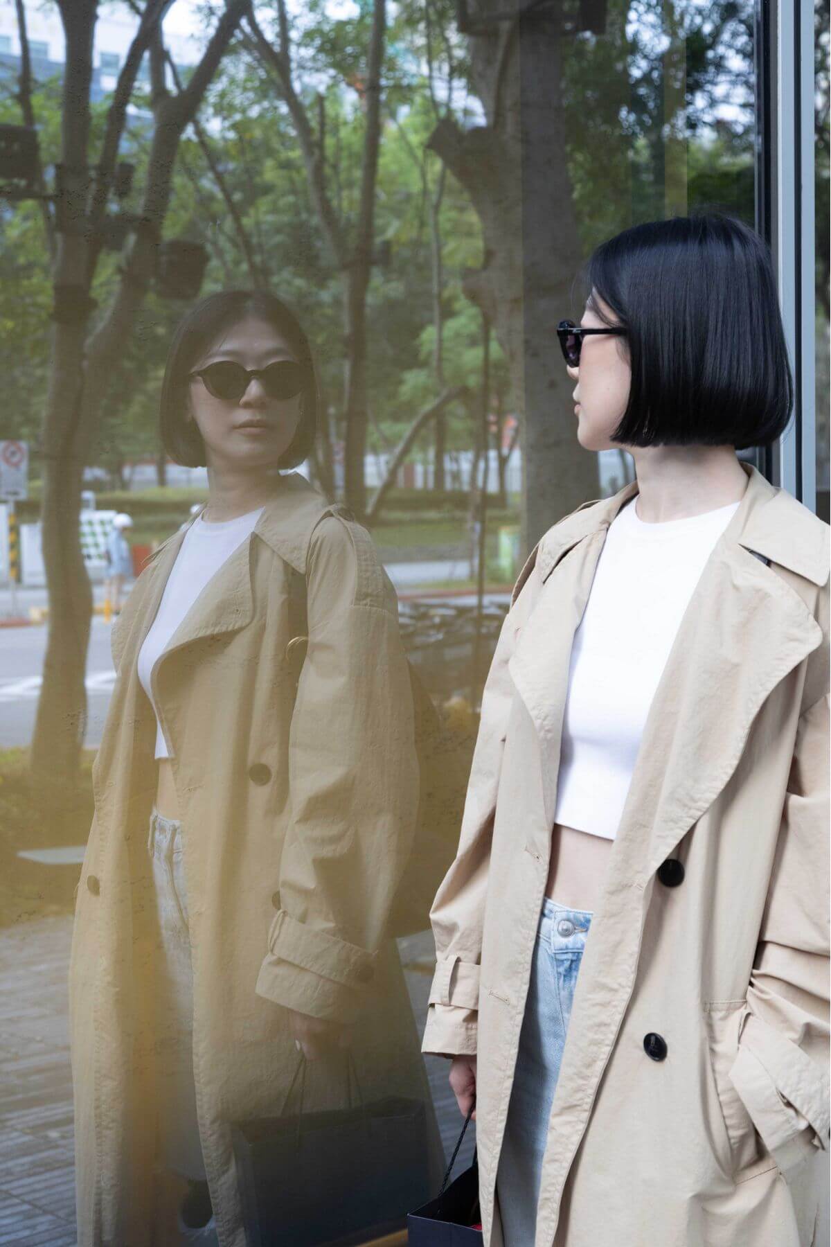 簡單、以及基本配色如黑、灰、白、藍的穿搭風格是平時喜歡的樣子。今天特地戴了墨鏡、套上薄大衣以防日夜溫差大，也增加層次。@mistoctober02