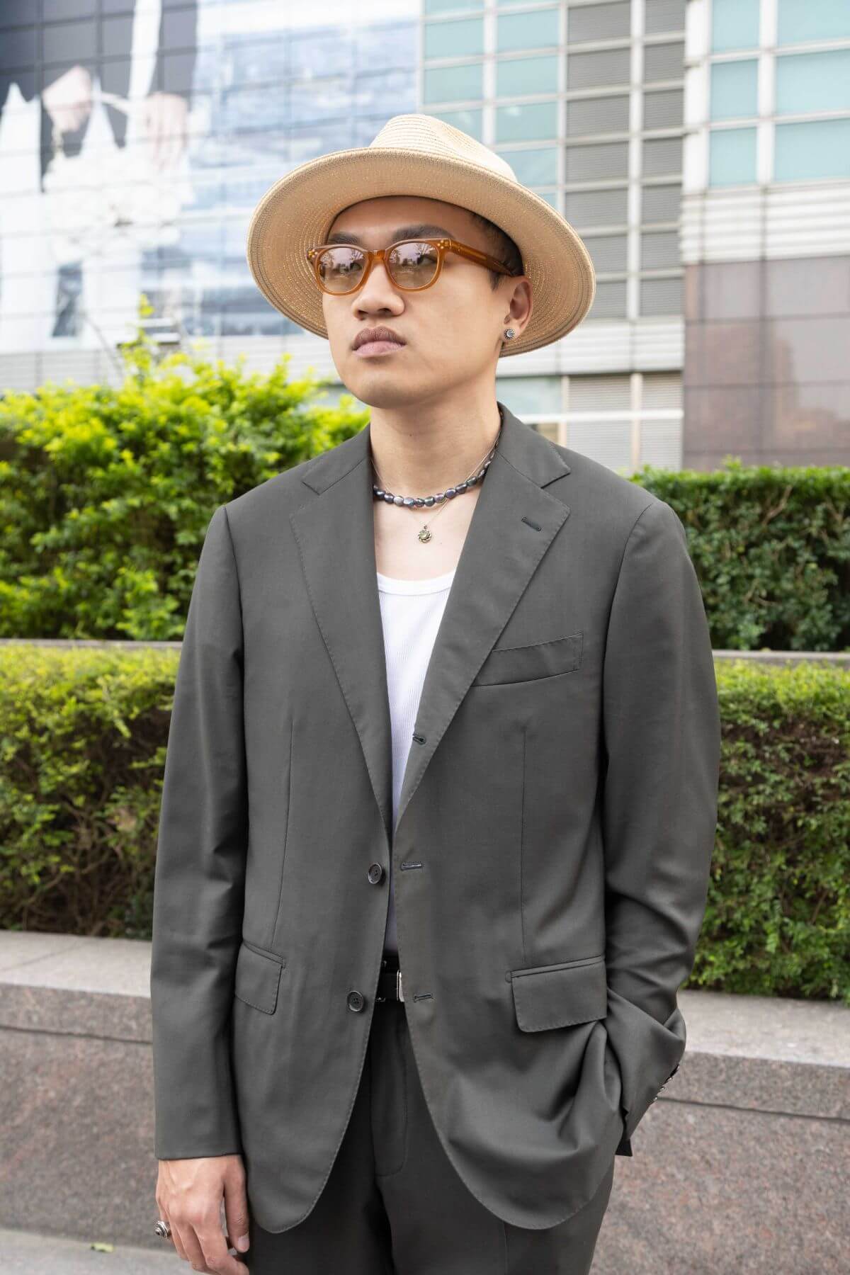 沒有特定喜愛的風格，只要是好看的單品就會混著穿，穿搭時盡量只抓一個重點。今天的重點是約會，因此穿了成套西裝搭配小飾品。