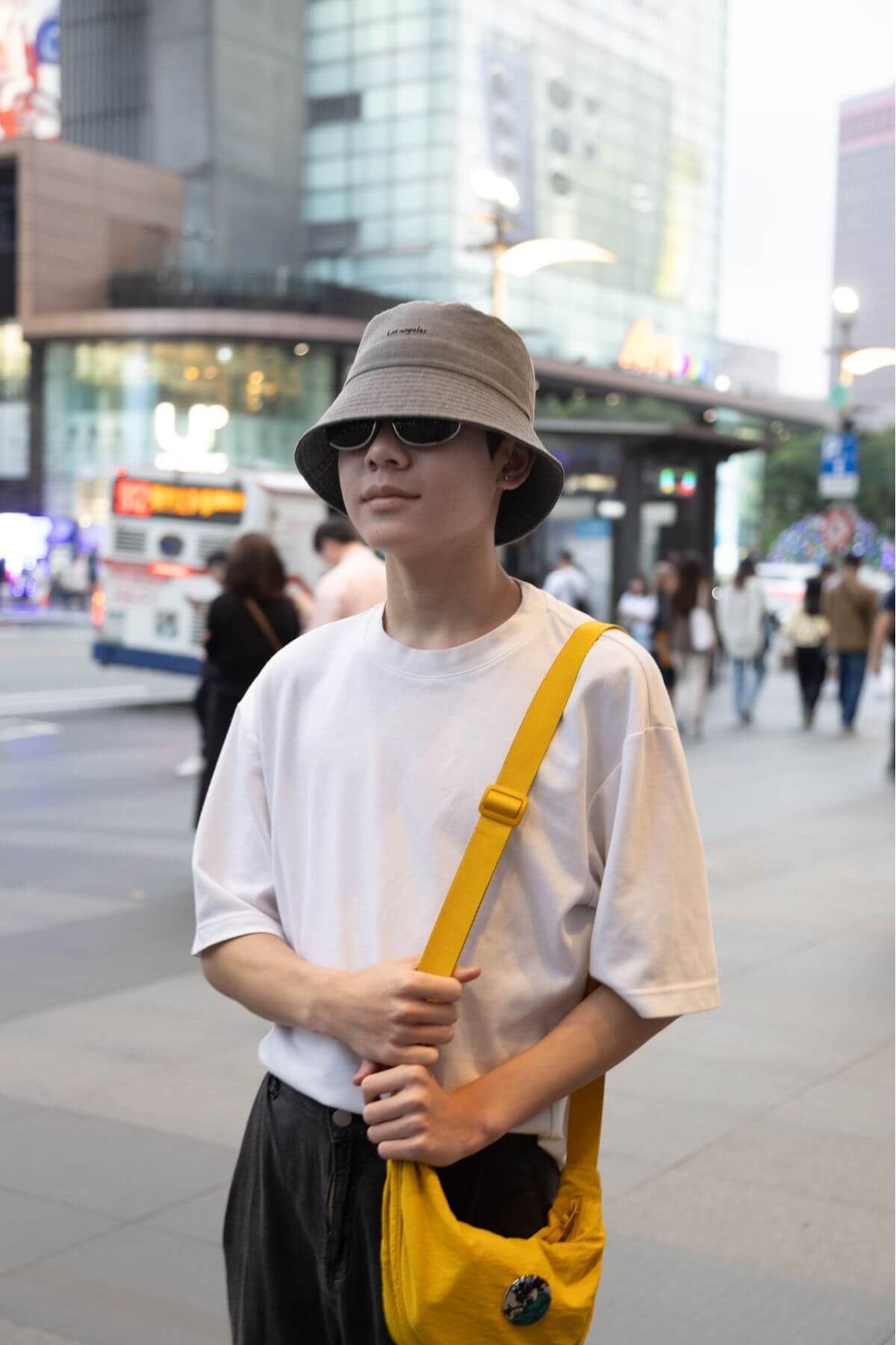 喜歡黑白簡單的搭配，平時上課不能帶帽子跟墨鏡，所以趁假日就戴上喜歡的漁夫帽跟眼鏡出門。@yujun_du