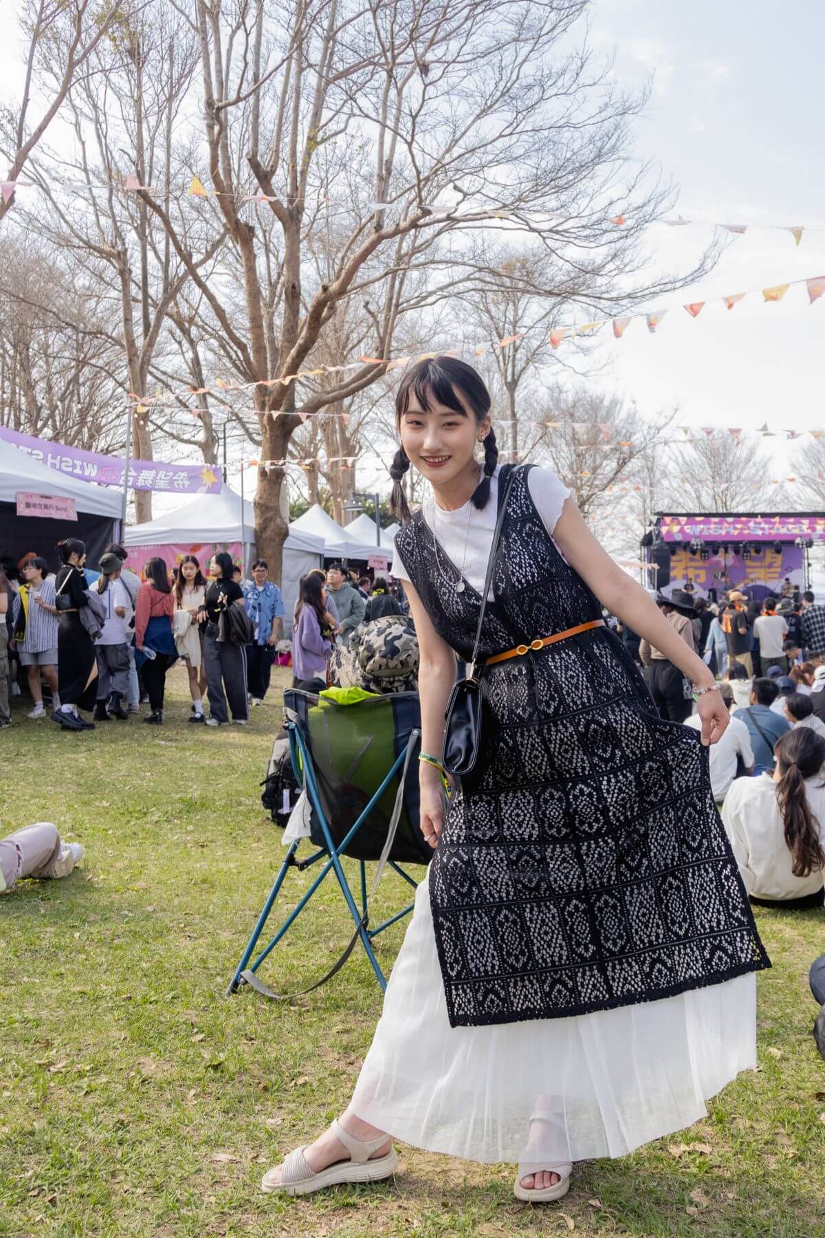 平時喜愛寬鬆感古著類的衣著，最近想嘗試韓系，所以風格朝韓系跟古著的混搭。今天黑色的簍空背心是特別搭配的單品，能讓穿搭更有整體性。@haru_ni_21