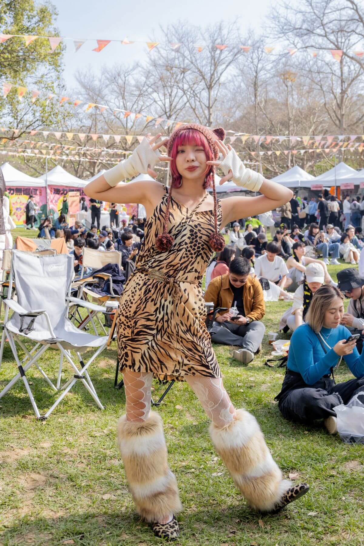 喜歡古著類的衣服,特別喜歡動物花紋。襪套跟絲襪是本次的重點,襪套毛毛的也很保暖呢!@joanne890520