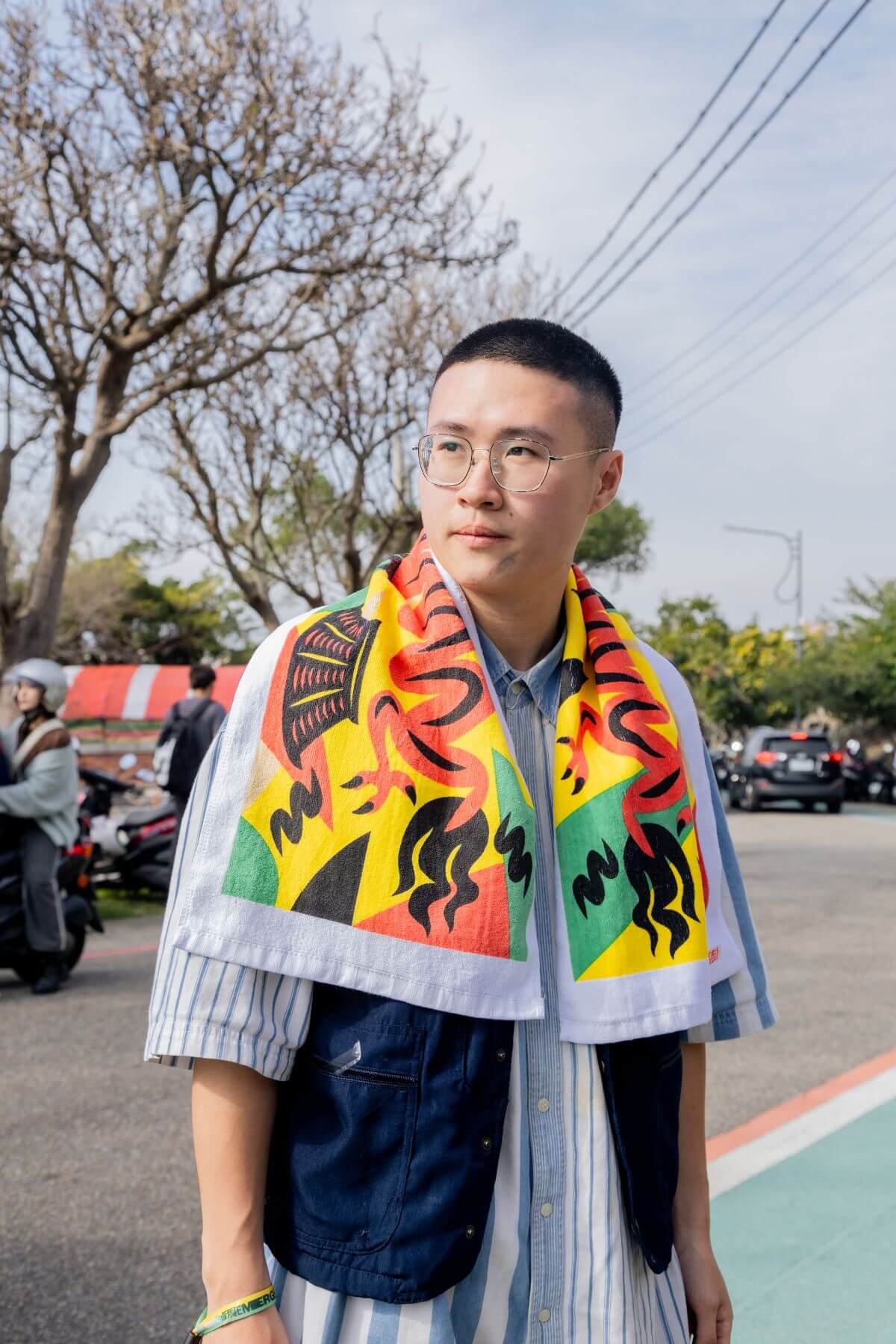 日系寬鬆的服裝是最喜歡的穿搭，平時上衣會再搭一個外套或背心增加層次感，像是這次就特地搭配跟長褲同色系的背心。@tuna_512_