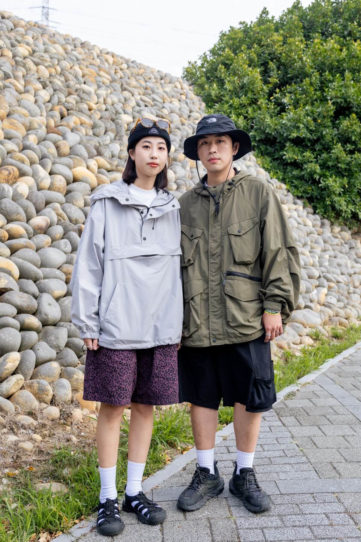 Kai平常喜歡下雨天能穿、耐磨耐髒的機能服飾，Jenny則是偏愛寬鬆舒適的衣服，兩人為了今天需要走整天，特別穿了舒適的Keen以及Hoka。@kaijie927、@_z.zhen_