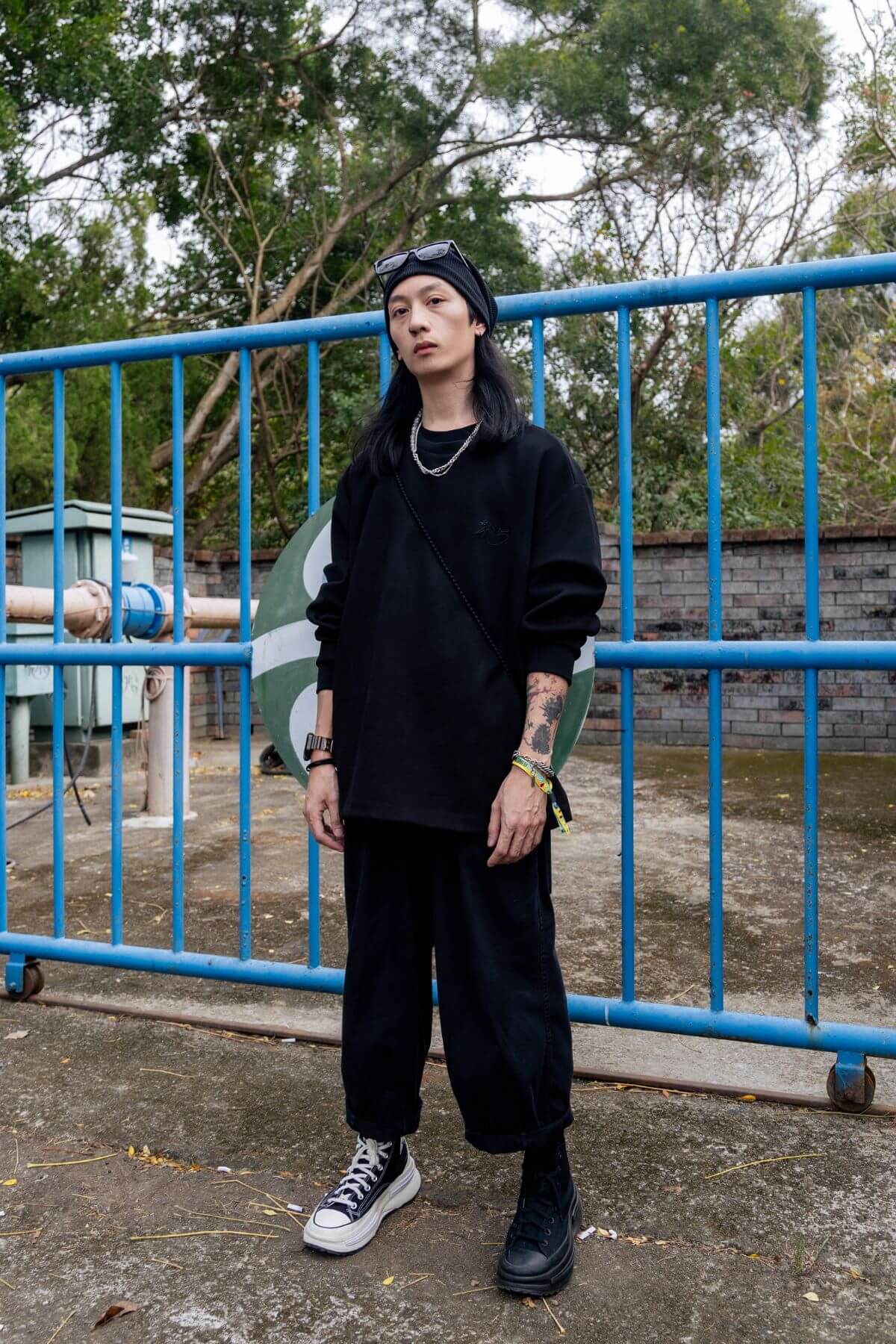 看心情穿搭，所以風格多變，基本上是全黑，這樣就不用思考顏色穿搭。腳上的鞋子故意買同款不同色各一雙，混搭起來很有趣。@purple_peterpan