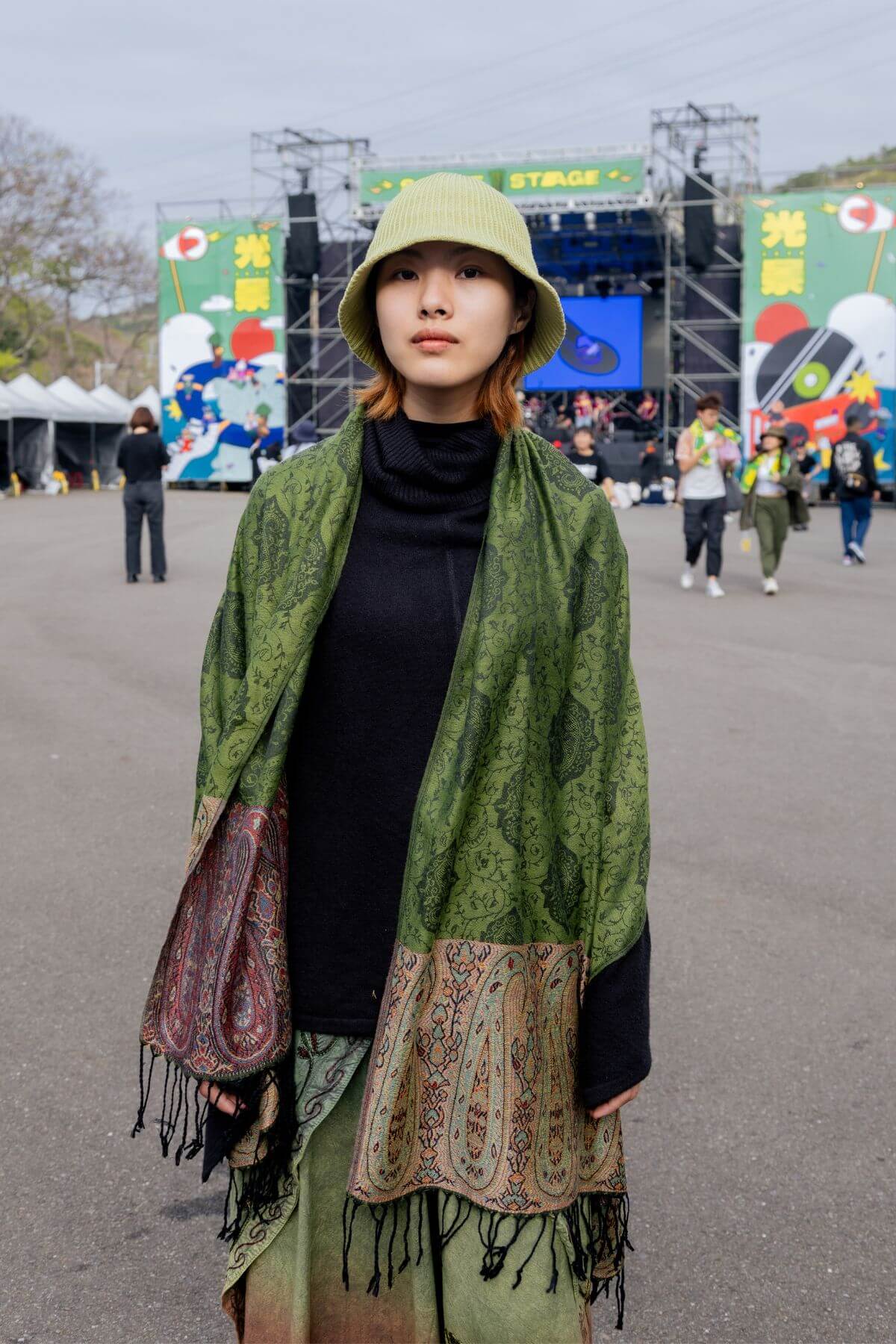 喜歡民俗風、顏色較暗且多花紋，類似波西米亞風格的服飾。前陣子剛從泰國回來，身上的褲子跟圍巾就是從泰國買來的。@vivi_yang_girl9922