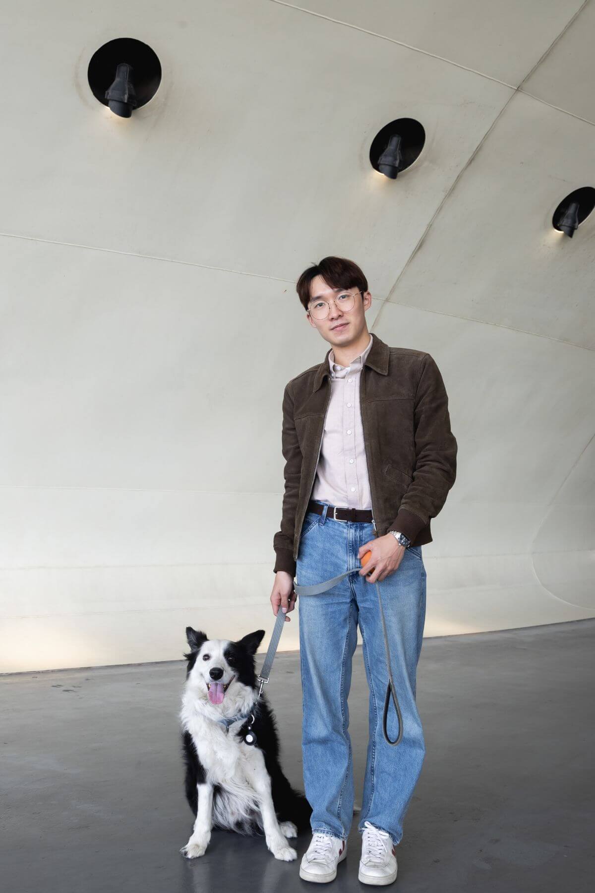 喜歡素面的襯衫、牛仔褲以及簡單的造型。剛跟朋友結束野餐，為了今天的野餐也穿了大地色系的穿搭。一旁的邊境牧羊犬Cola，既親人又可愛。@martin___benson