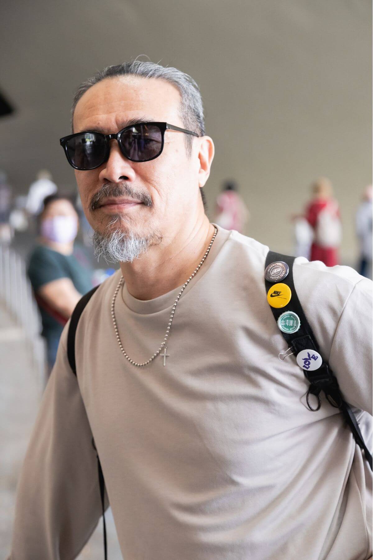 沒有特定喜歡的風格，但平常大部分時間穿運動服。今天看表演特地穿這一套，噴上女兒送的香水，率性的頭髮是自己剪的。