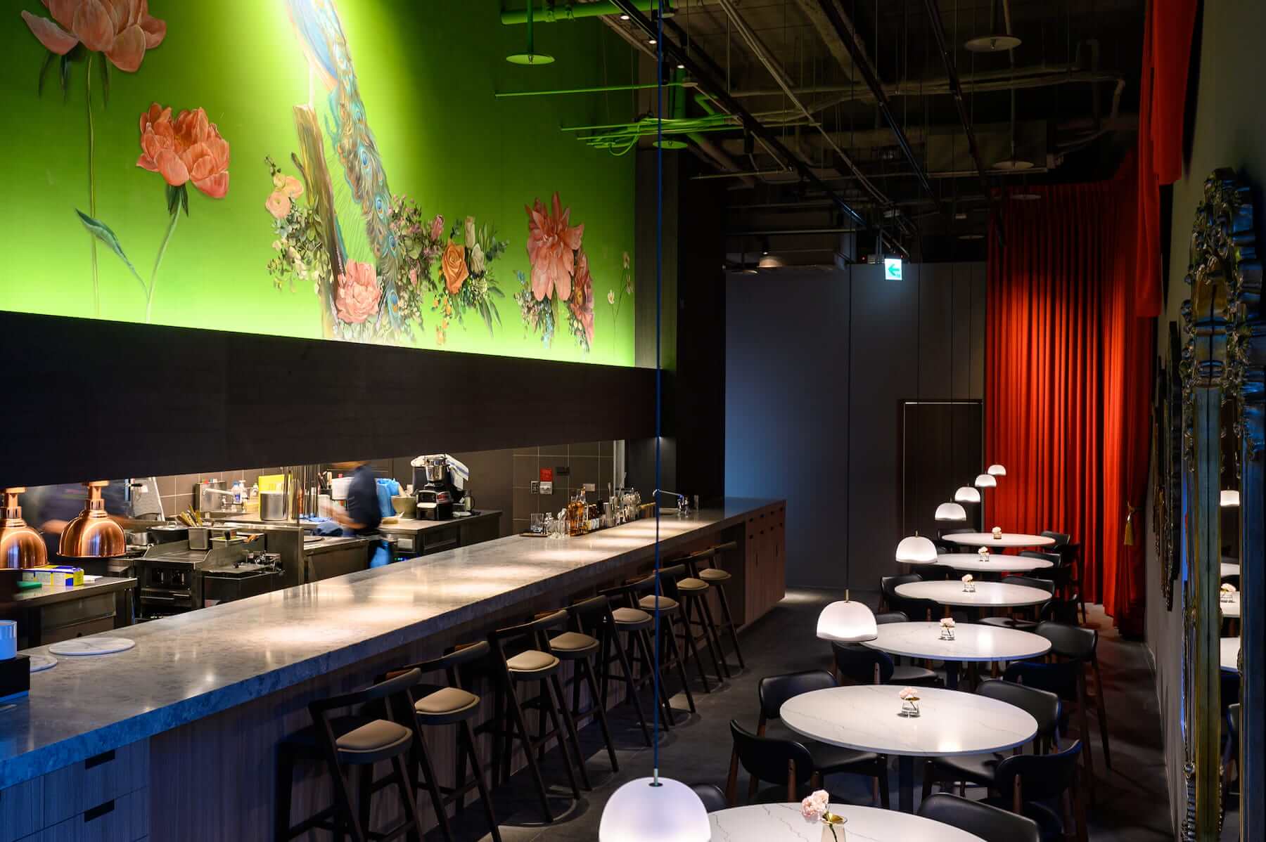 夏花餐室座位區及餐吧