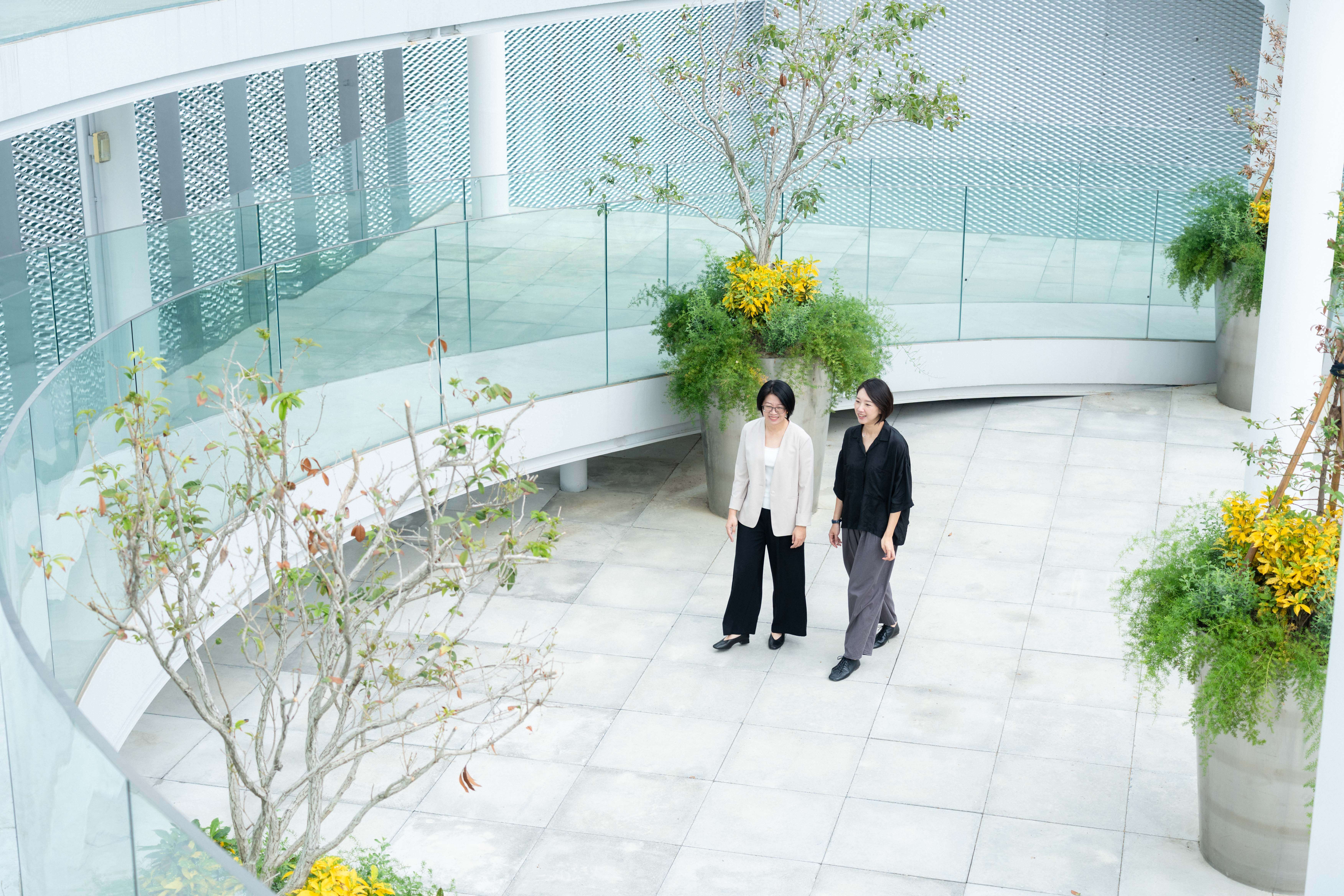 臺中市立美術館館長賴依欣（圖右）與臺中市立圖書館館長曾惠君（圖左）